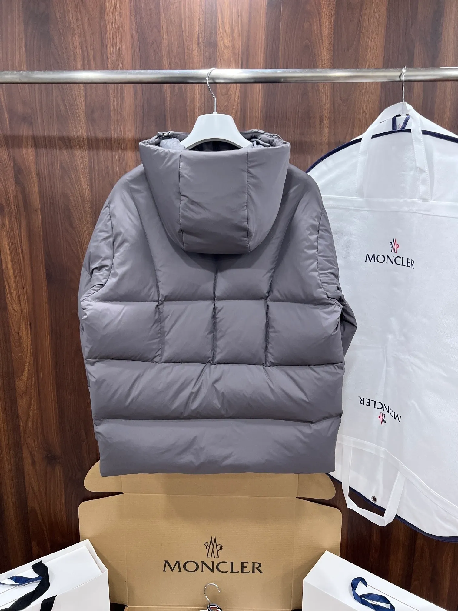 P880 moncler Fusain men's hooded short down jacket Exclusive hot new 2025 autumn and winter 🆕down jacket Original 1:1 customized hardware accessories are all imported and original customization Welcome to compare at the counter Absolute high quality Use top 90 white duck down Super soft Filled with fluffy and full Super heavy workmanship The fabric is well-made 👍The version is perfect Note⚠The fabric is super comfortable Exclusive model Non-market goods Same style for men and women Color Black Gray Size 1 2 3 4 5