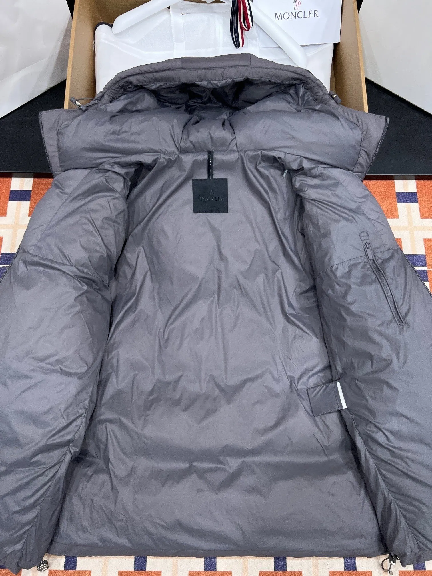 P880 moncler Fusain men's hooded short down jacket Exclusive hot new 2025 autumn and winter 🆕down jacket Original 1:1 customized hardware accessories are all imported and original customization Welcome to compare at the counter Absolute high quality Use top 90 white duck down Super soft Filled with fluffy and full Super heavy workmanship The fabric is well-made 👍The version is perfect Note⚠The fabric is super comfortable Exclusive model Non-market goods Same style for men and women Color Black Gray Size 1 2 3 4 5