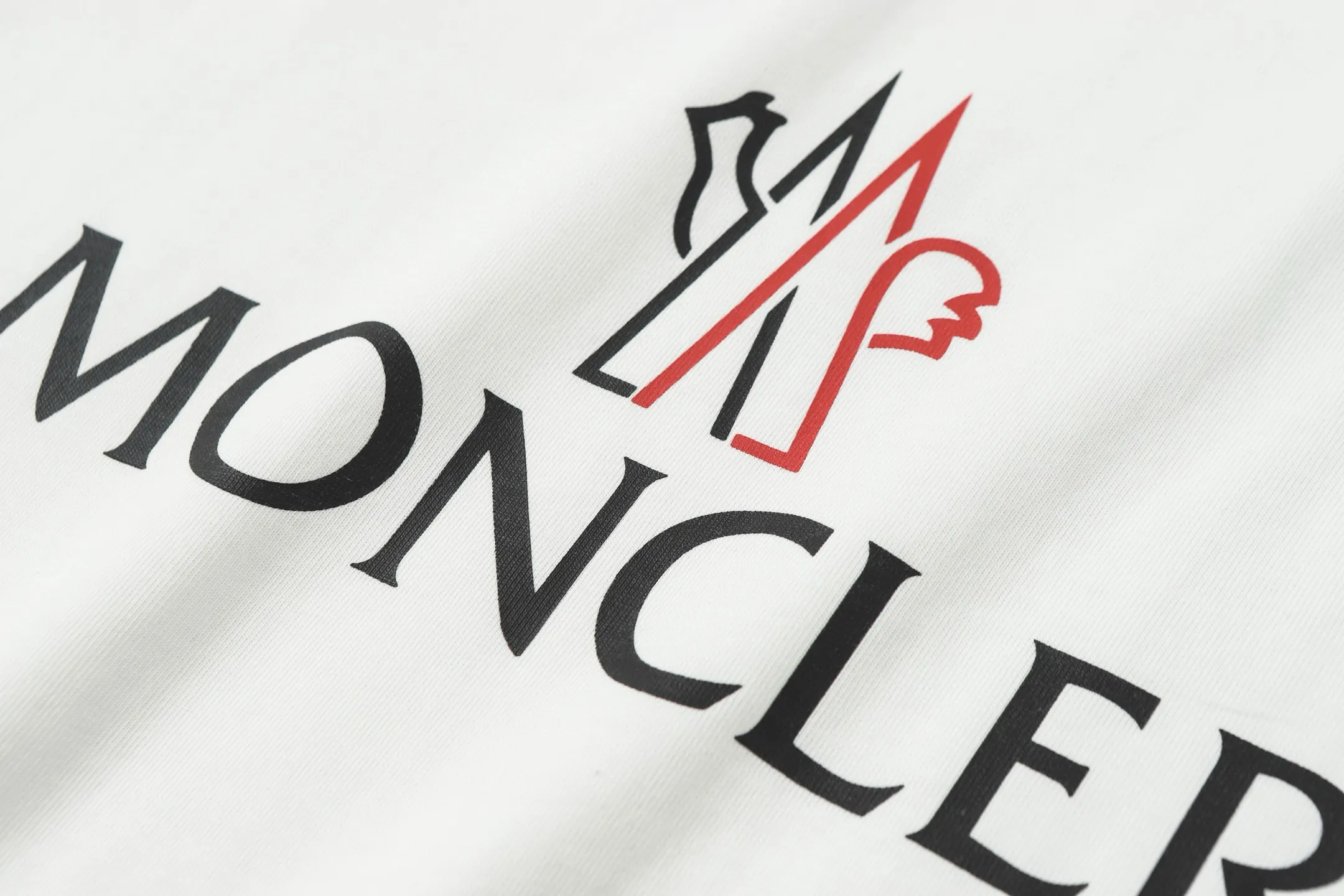 P134 Style No.: 848 〈MONCLER〉The price of the mousse is actually quite advantageous. Those who have been to the counters should know that the price of the mousse is not much cheaper than Gucci Burberry. It is just relatively low-key and unwilling to hype. It is a picture that you will buy or not. It has an arrogant existence... Exclusively customized 270g 32-count double yarn smooth cotton. The texture is very soft and comfortable. 100% different from the top fabrics in the market (does not shrink, deform, or pill). Matched with 320g 1*1 thread (fabric threads are dyed in the same vat, no color difference, threads are not easy to deform) Color: Black White Size: S-XL
