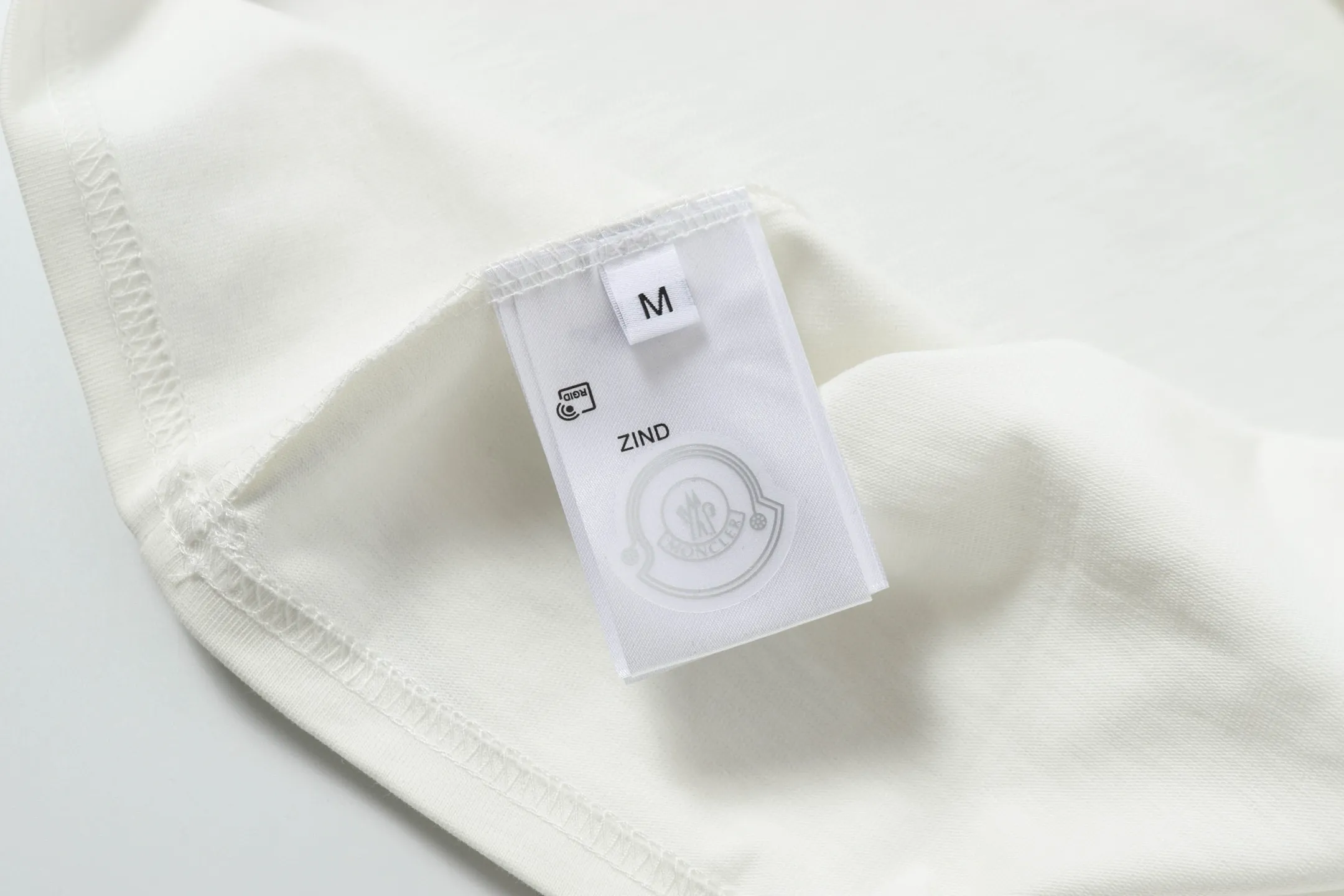 P134 Style No.: 848 〈MONCLER〉The price of the mousse is actually quite advantageous. Those who have been to the counters should know that the price of the mousse is not much cheaper than Gucci Burberry. It is just relatively low-key and unwilling to hype. It is a picture that you will buy or not. It has an arrogant existence... Exclusively customized 270g 32-count double yarn smooth cotton. The texture is very soft and comfortable. 100% different from the top fabrics in the market (does not shrink, deform, or pill). Matched with 320g 1*1 thread (fabric threads are dyed in the same vat, no color difference, threads are not easy to deform) Color: Black White Size: S-XL