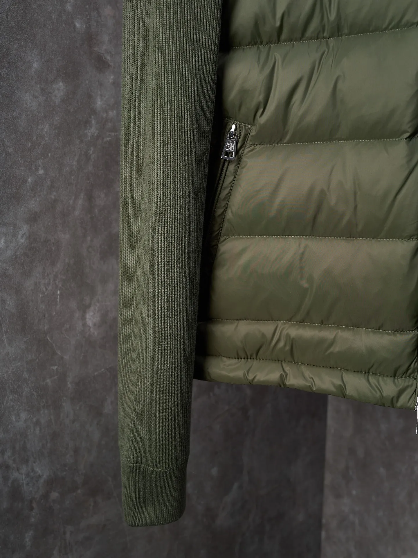 P670 Actual hanging auction] MONCLER/Muzzled Wool Splicing Zippered Hooded Down Jacket [Ready Stock] S/0 M/1 L/2 XL/3 XXL/4 This wool hooded sweatshirt is equipped with a padded down front and is a practical jacket suitable for many seasons. This cardigan features a hood with quilted logo, a nod to the brand's heritage. Designed in a lightweight knit, it's a practical addition to your versatile wardrobe and can easily be worn as an outer layer in milder weather. Made of wool Longue saison lining, Longue saison front, down filling Rib knit 12 gauge, fine soft hood Zip closure Pockets, logo quilting Logo patch