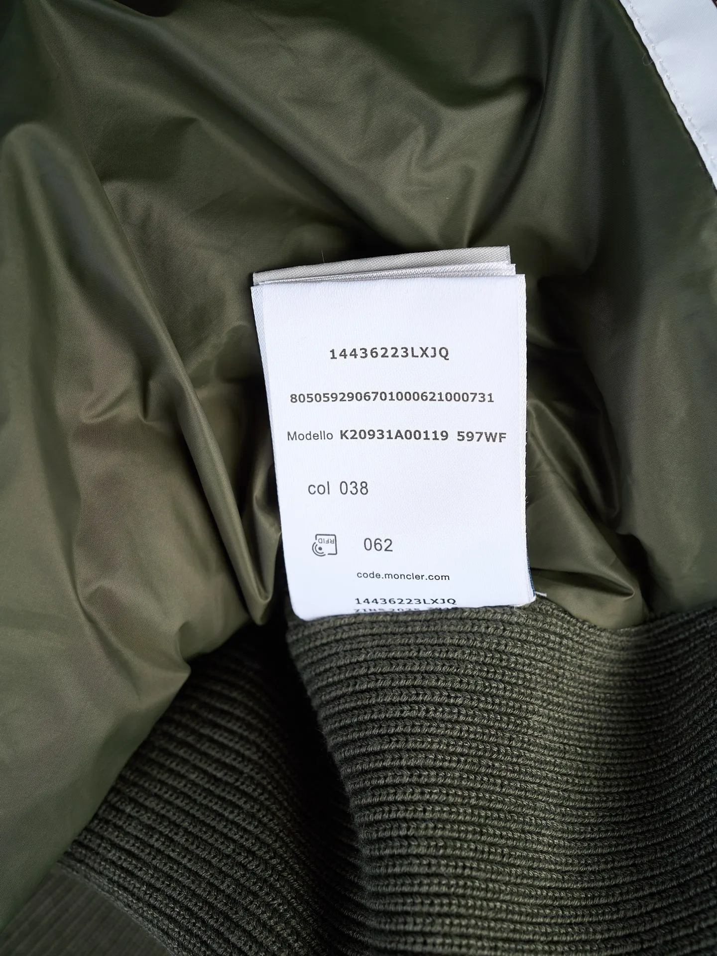 P670 Actual hanging auction] MONCLER/Muzzled Wool Splicing Zippered Hooded Down Jacket [Ready Stock] S/0 M/1 L/2 XL/3 XXL/4 This wool hooded sweatshirt is equipped with a padded down front and is a practical jacket suitable for many seasons. This cardigan features a hood with quilted logo, a nod to the brand's heritage. Designed in a lightweight knit, it's a practical addition to your versatile wardrobe and can easily be worn as an outer layer in milder weather. Made of wool Longue saison lining, Longue saison front, down filling Rib knit 12 gauge, fine soft hood Zip closure Pockets, logo quilting Logo patch