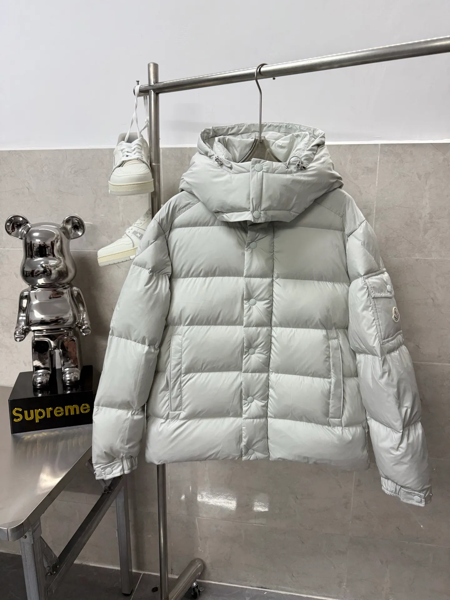 P820 ​​Moncler Mouth Matte Maya Short Down Jacket This short parka down jacket is made of longueSaion fabric. The garment is full of functional details to ensure warmth and care. Features removable hood, zip pockets, adjustable cuffs, and snap-zip flap fly. Logo embellished sleeves. It adds a unique touch to the overall shape while significantly improving the protective performance. Color: black, white, off-white, pearl white, pink. Size: 12345