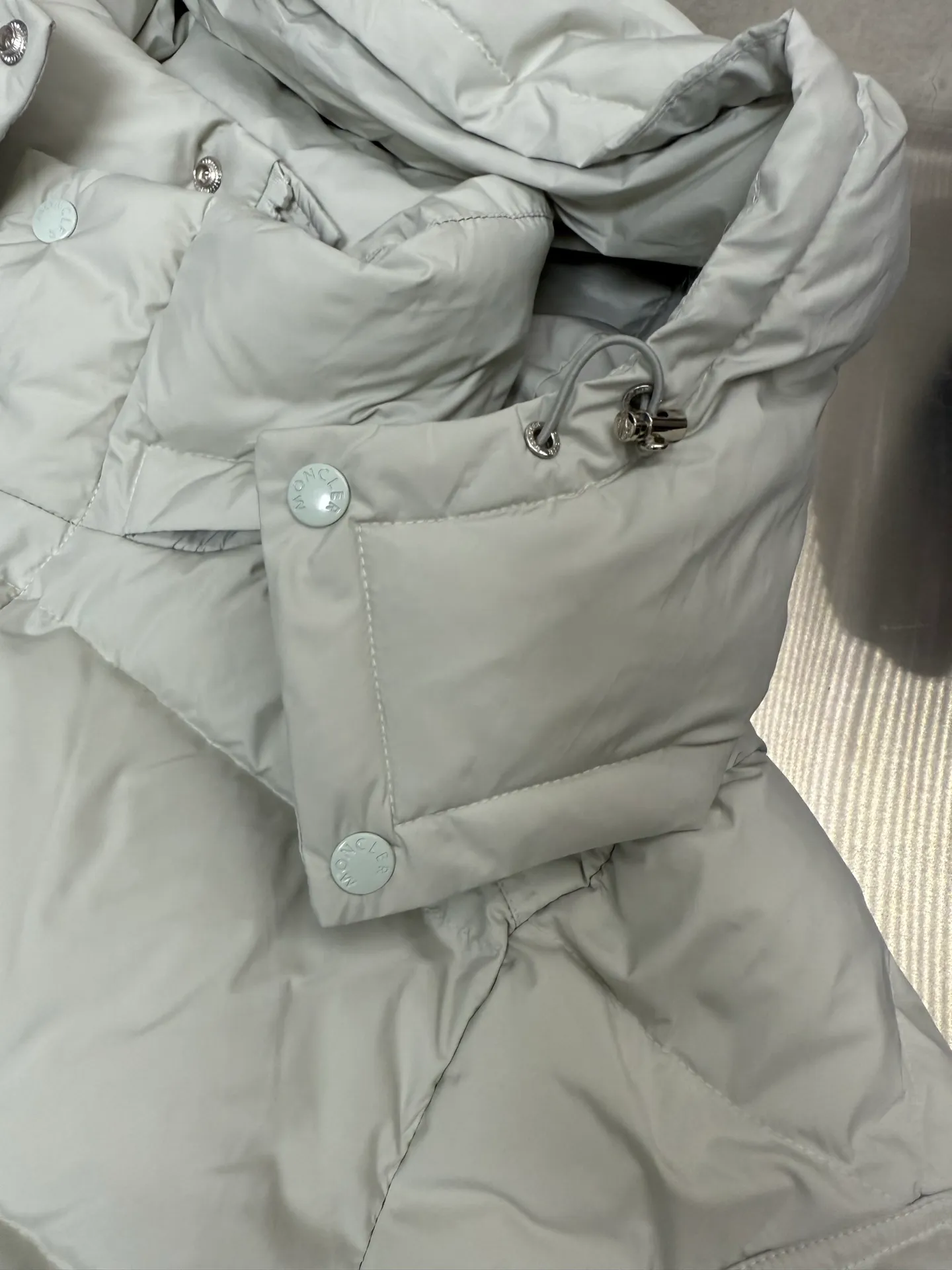 P820 ​​Moncler Mouth Matte Maya Short Down Jacket This short parka down jacket is made of longueSaion fabric. The garment is full of functional details to ensure warmth and care. Features removable hood, zip pockets, adjustable cuffs, and snap-zip flap fly. Logo embellished sleeves. It adds a unique touch to the overall shape while significantly improving the protective performance. Color: black, white, off-white, pearl white, pink. Size: 12345