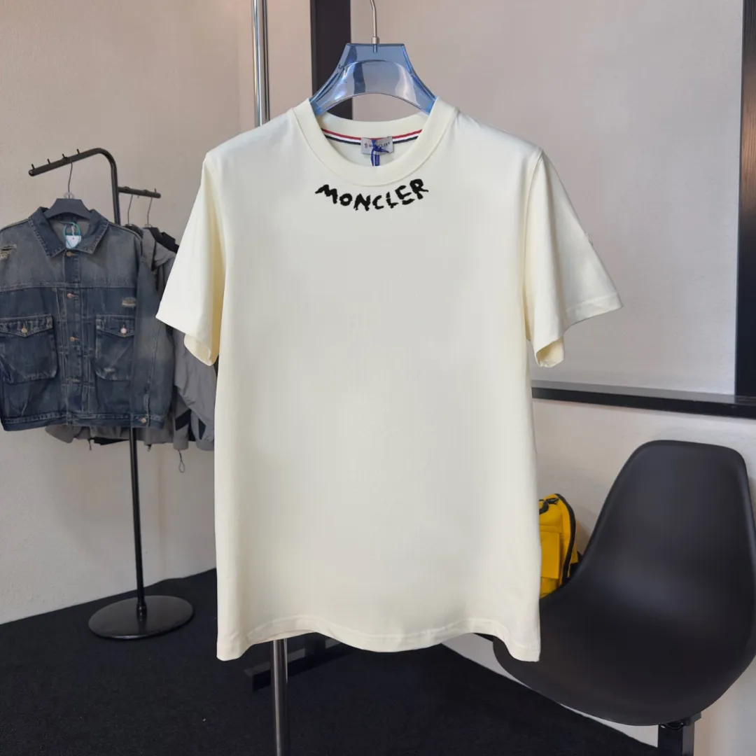 P140 Upgraded version "Mobile phone smart sensor ~ NFC chip armband ~ Direct access to the official website for anti-counterfeiting" "Moncler ~ Mouth Mouth" 2025 new high-quality round neck short-sleeved T-shirt. The cuffs have imported embroidered labels. Customized dyeing, very comfortable to touch. Super versatile and good-looking short-sleeved. Complete with three labels. Non-market ordinary version. Feel free to compare. Quality is absolutely guaranteed! ‼ First of all, this original fabric is all custom-woven with 32-count double yarn fabric, 250G, and the weight is the same‼ Fine workmanship, double waistcoat method, double waistcoat method, double waistcoat method makes the whole dress more three-dimensional, which is not a craft that ordinary T-shirts can achieve🤪 Size: S-M-L-XL-2XL Color: black, white, apricot, same style for men and women