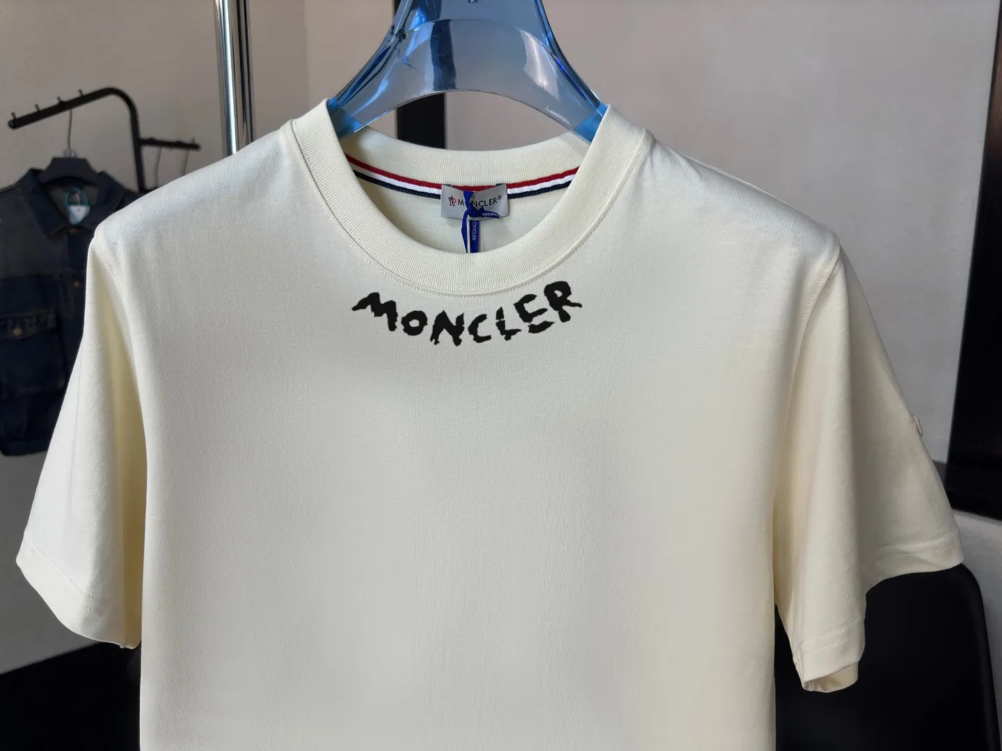 P140 Upgraded version "Mobile phone smart sensor ~ NFC chip armband ~ Direct access to the official website for anti-counterfeiting" "Moncler ~ Mouth Mouth" 2025 new high-quality round neck short-sleeved T-shirt. The cuffs have imported embroidered labels. Customized dyeing, very comfortable to touch. Super versatile and good-looking short-sleeved. Complete with three labels. Non-market ordinary version. Feel free to compare. Quality is absolutely guaranteed! ‼ First of all, this original fabric is all custom-woven with 32-count double yarn fabric, 250G, and the weight is the same‼ Fine workmanship, double waistcoat method, double waistcoat method, double waistcoat method makes the whole dress more three-dimensional, which is not a craft that ordinary T-shirts can achieve🤪 Size: S-M-L-XL-2XL Color: black, white, apricot, same style for men and women