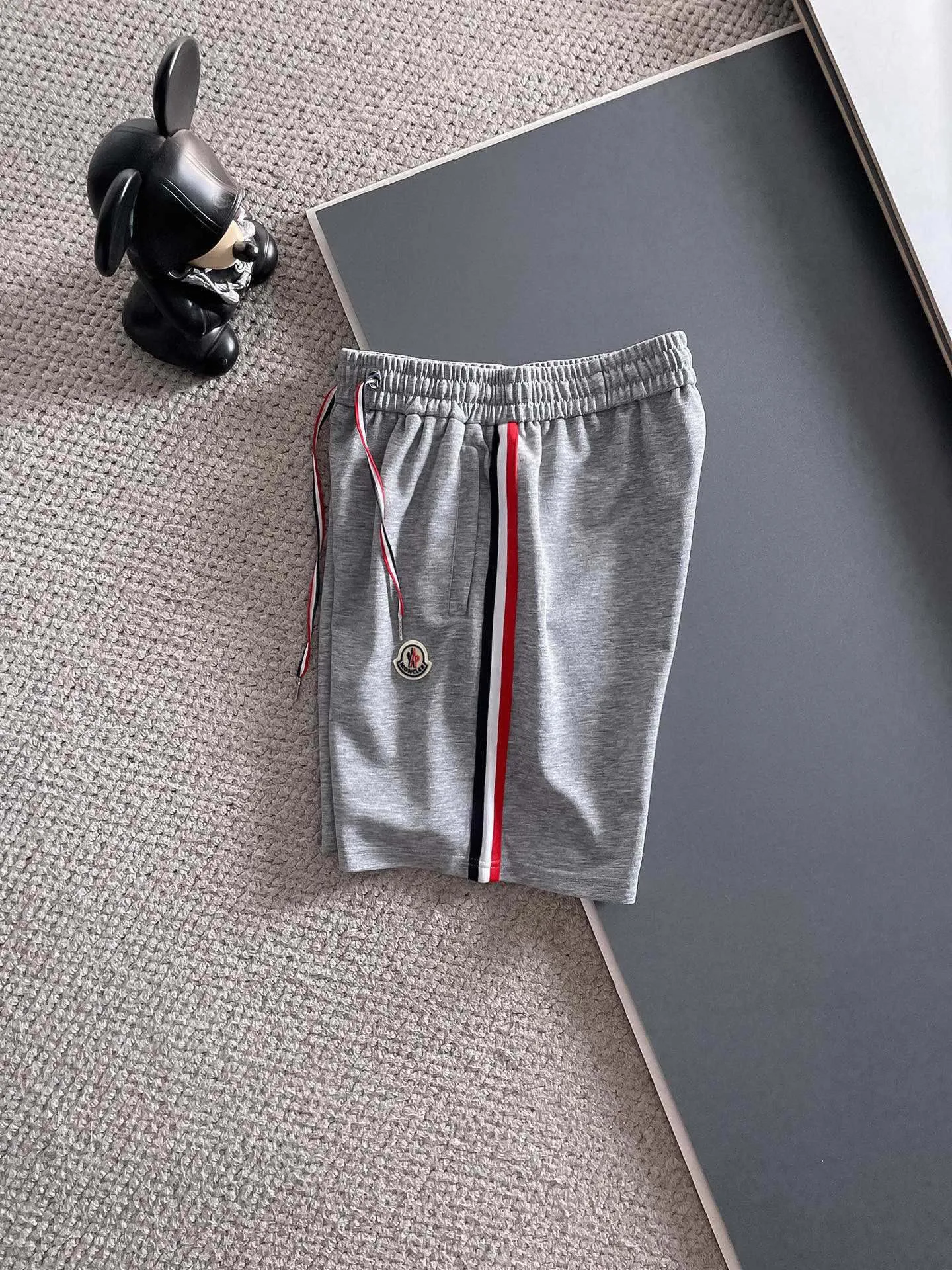 P570 Brand [MONCLER Mouth Covered] 2025 round neck short-sleeved shorts suit. The pure cotton fabric upper body will not be stuffy, the smooth and comfortable skin-friendly effect is more breathable, the fabric has its own texture, classic logo technology, a new interpretation from a unique angle, fashionable and versatile choice! Size: M-3XL (maximum wear: 190 pounds)