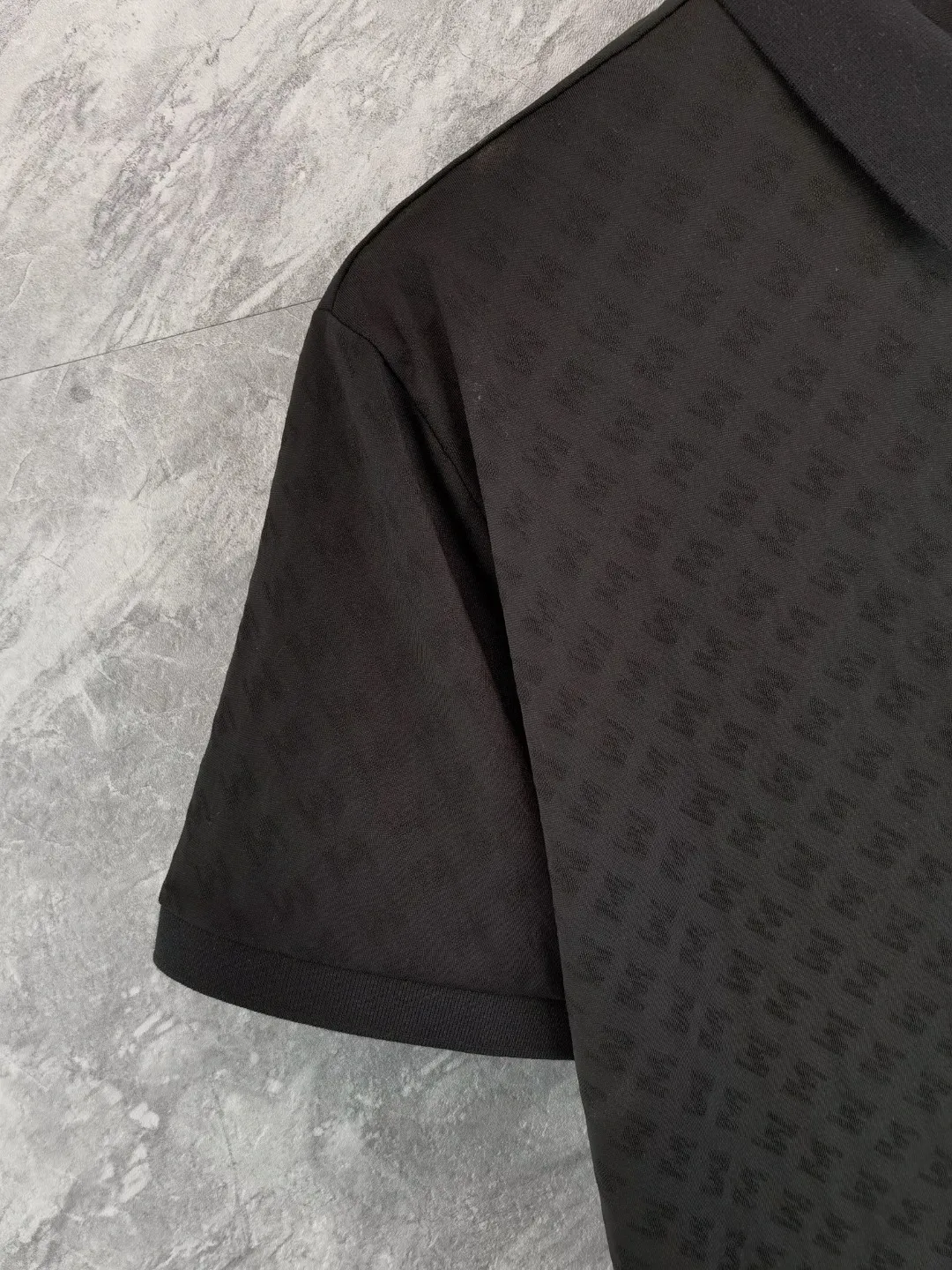 P210 High-end quality Moncler 25 spring and summer full jacquard lapel short sleeves. This short sleeve is made of Tencel➕cotton fabric, with double jacquard all over. It is carefully made and the upper body is refreshing! Update your casual look. Exquisite tailoring, complete with three-label accessories. Really heavy-duty. It is a fashionable item. The front is decorated with the brand LOGO. It is genuine YB custom fabric. It will never be faked. This piece looks really good when worn! Looks great with any combination! No gender distinction, same style for men and women Color: Black White Size: M L XL XXL XXXL