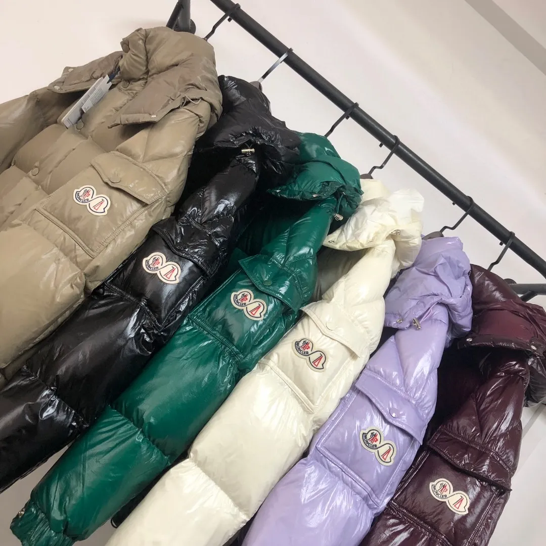 P800 Moncler Maya 70 Short Down Jacket Basalt Gray The iconic men's Moncler Maya 70 down jacket is highly recognizable and specially designed to celebrate the brand's 70th anniversary. The Moncler Maya down jacket has been reinterpreted specifically to celebrate Moncler's 70th anniversary, and the iconic silhouette has been refreshed in new colors. A classic example of the brand's DNA, it's made from shiny lacquered nylon and embellished with signature rectangular quilting. A classic, cropped design that spans seasons and fashions, the removable hood features a statement silhouette, removable hood and adjustable hem. The sleeves are decorated with the brand's signature classic patch pockets and a patchwork logo designed to celebrate the 70th anniversary. Color: black, ivory white, basalt gray, purple, cabin brown, forest green, code number: 1-2-3-4-5 (M～3xl)