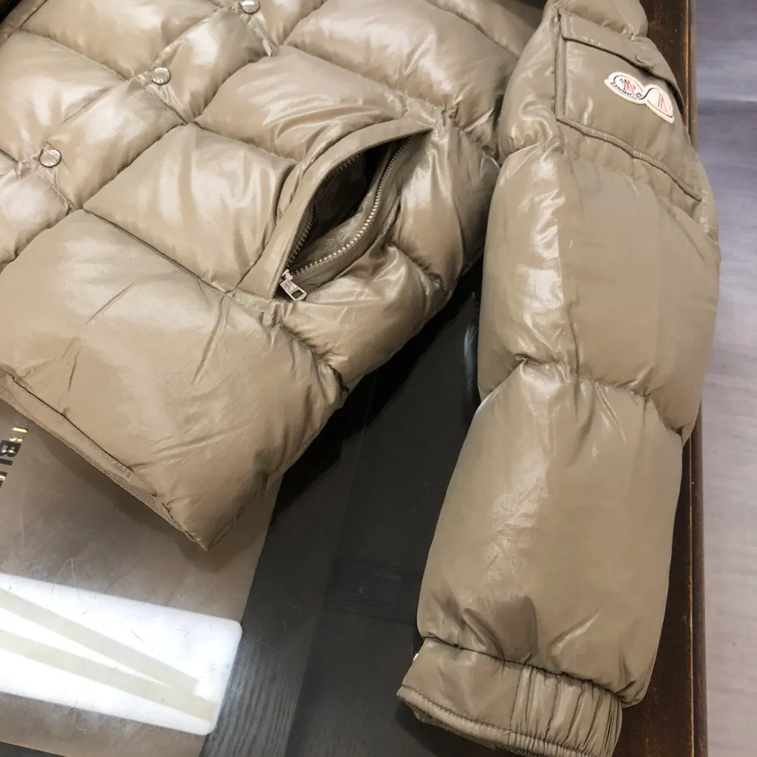 P800 Moncler Maya 70 Short Down Jacket Basalt Gray The iconic men's Moncler Maya 70 down jacket is highly recognizable and specially designed to celebrate the brand's 70th anniversary. The Moncler Maya down jacket has been reinterpreted specifically to celebrate Moncler's 70th anniversary, and the iconic silhouette has been refreshed in new colors. A classic example of the brand's DNA, it's made from shiny lacquered nylon and embellished with signature rectangular quilting. A classic, cropped design that spans seasons and fashions, the removable hood features a statement silhouette, removable hood and adjustable hem. The sleeves are decorated with the brand's signature classic patch pockets and a patchwork logo designed to celebrate the 70th anniversary. Color: black, ivory white, basalt gray, purple, cabin brown, forest green, code number: 1-2-3-4-5 (M～3xl)