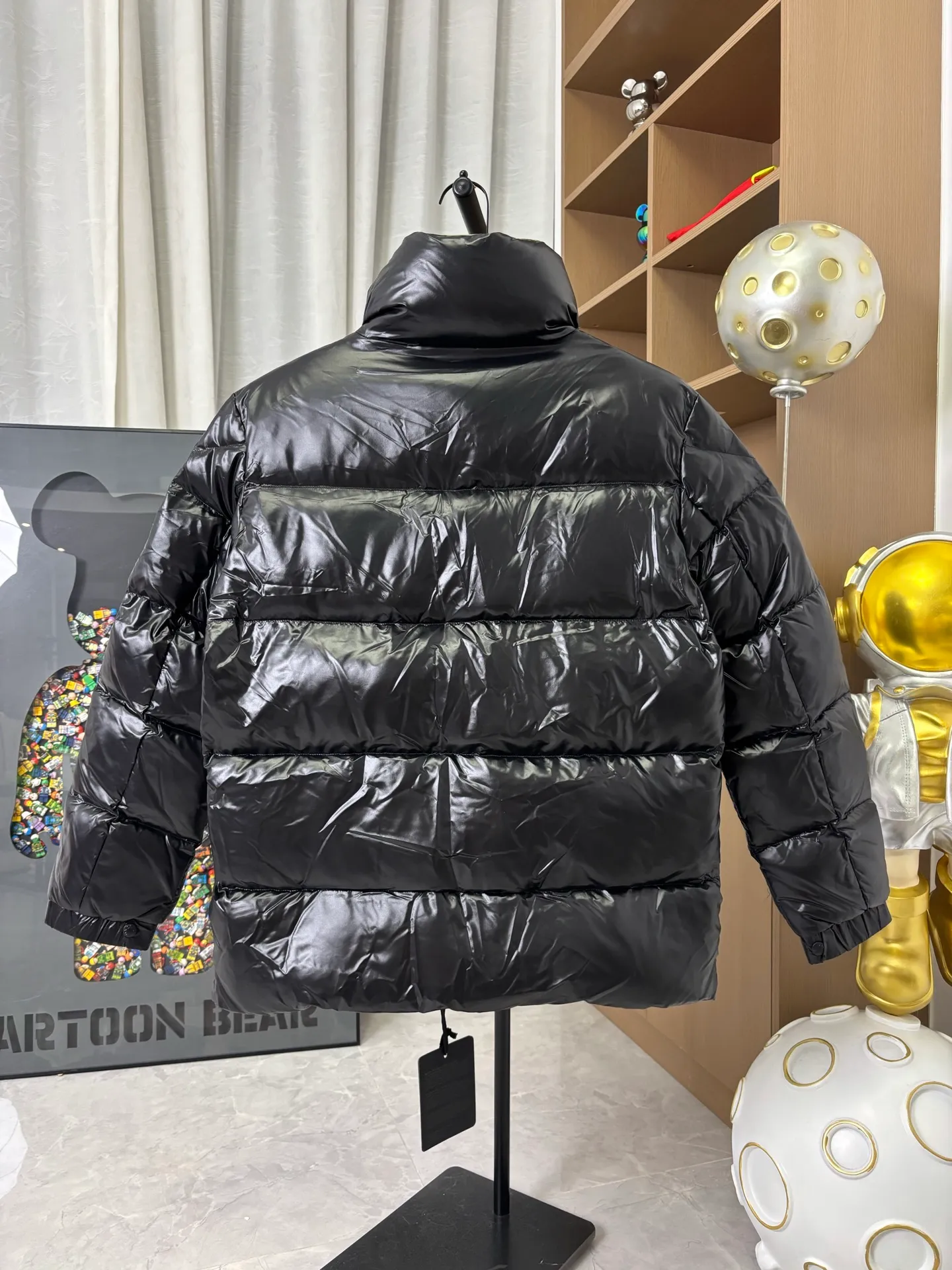 P870 Style number: DC231# [𝑴𝒐𝒏𝒄𝒍𝒆𝒓] 1952 joint model series Meng Mouth Green Fatty Long Sleeve Down Jacket Meng Mouth DERVOX limited color matching 1952 joint model men's goose down stand-up collar thickened bread couple model down jacket that can be carried on the back~ 95% European standard gooseneck down filling. The filling is extremely full. 700+ fill power. The tag barcode model number corresponds to the official website. The tag has built-in NFC electronic sensor for anti-counterfeiting) Dervox down is made of lightweight nylon laqué fabric, which is comfortable and warm without being heavy. This short style features an internal shoulder strap that can be carried as a carry when the weather heats up, making it ideal for urban or alpine wear. Made in pop tones, it's finished with a bold logo patch. Details Made of lightweight nvlon laqué fabric Color: Black Size: 1-2-3-4-5 [Picture 9️⃣Size Chart]