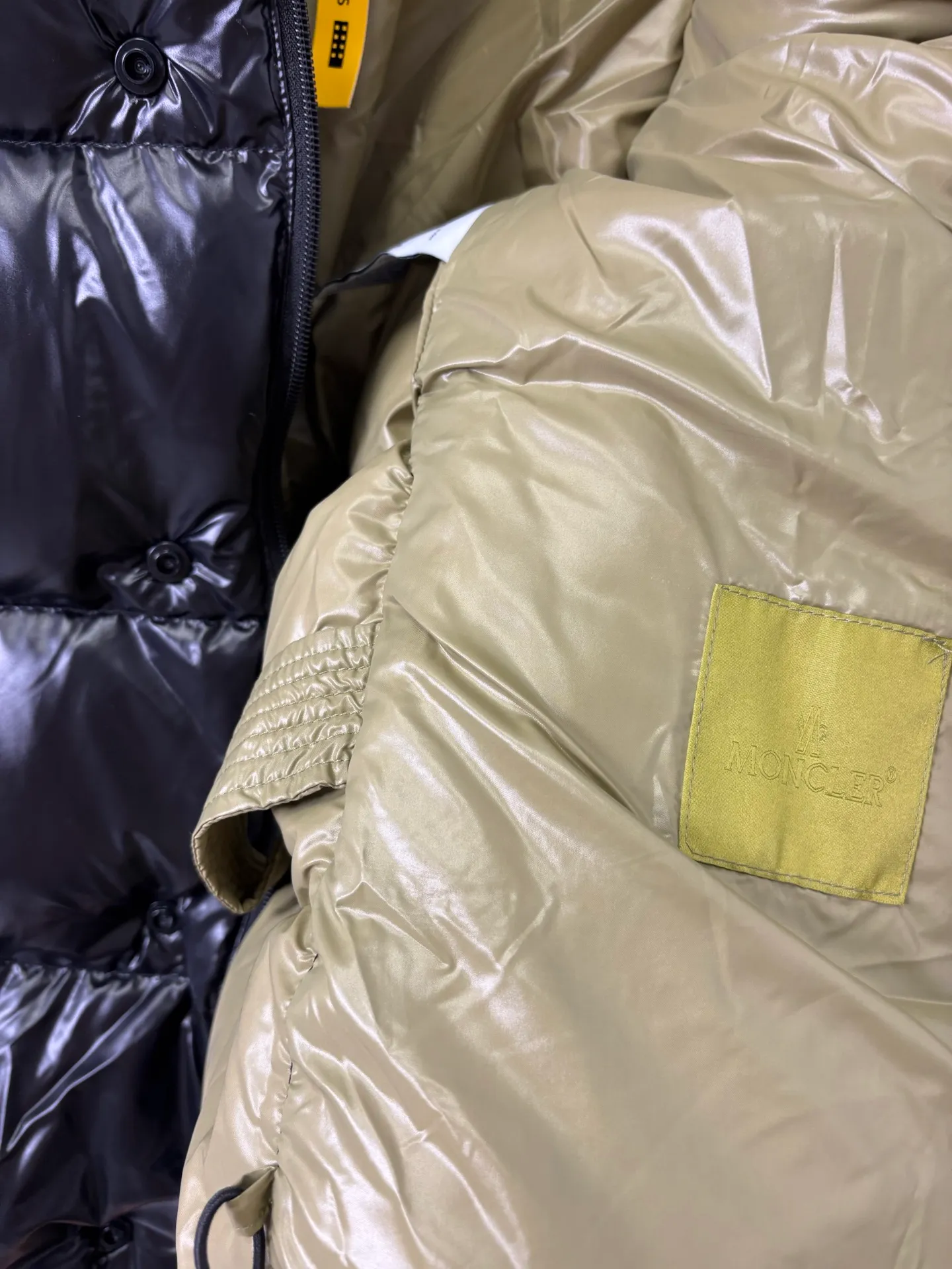 P870 Style number: DC231# [𝑴𝒐𝒏𝒄𝒍𝒆𝒓] 1952 joint model series Meng Mouth Green Fatty Long Sleeve Down Jacket Meng Mouth DERVOX limited color matching 1952 joint model men's goose down stand-up collar thickened bread couple model down jacket that can be carried on the back~ 95% European standard gooseneck down filling. The filling is extremely full. 700+ fill power. The tag barcode model number corresponds to the official website. The tag has built-in NFC electronic sensor for anti-counterfeiting) Dervox down is made of lightweight nylon laqué fabric, which is comfortable and warm without being heavy. This short style features an internal shoulder strap that can be carried as a carry when the weather heats up, making it ideal for urban or alpine wear. Made in pop tones, it's finished with a bold logo patch. Details Made of lightweight nvlon laqué fabric Color: Black Size: 1-2-3-4-5 [Picture 9️⃣Size Chart]