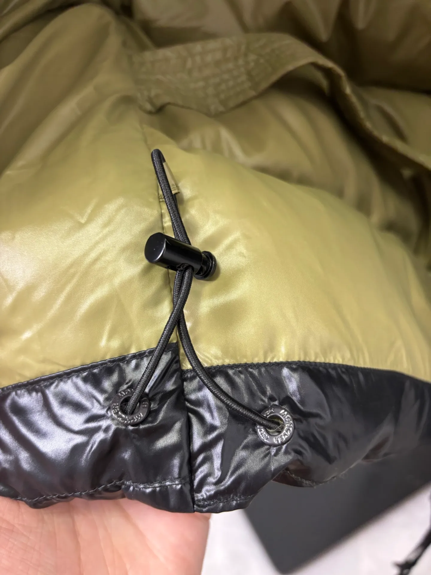P870 Style number: DC231# [𝑴𝒐𝒏𝒄𝒍𝒆𝒓] 1952 joint model series Meng Mouth Green Fatty Long Sleeve Down Jacket Meng Mouth DERVOX limited color matching 1952 joint model men's goose down stand-up collar thickened bread couple model down jacket that can be carried on the back~ 95% European standard gooseneck down filling. The filling is extremely full. 700+ fill power. The tag barcode model number corresponds to the official website. The tag has built-in NFC electronic sensor for anti-counterfeiting) Dervox down is made of lightweight nylon laqué fabric, which is comfortable and warm without being heavy. This short style features an internal shoulder strap that can be carried as a carry when the weather heats up, making it ideal for urban or alpine wear. Made in pop tones, it's finished with a bold logo patch. Details Made of lightweight nvlon laqué fabric Color: Black Size: 1-2-3-4-5 [Picture 9️⃣Size Chart]
