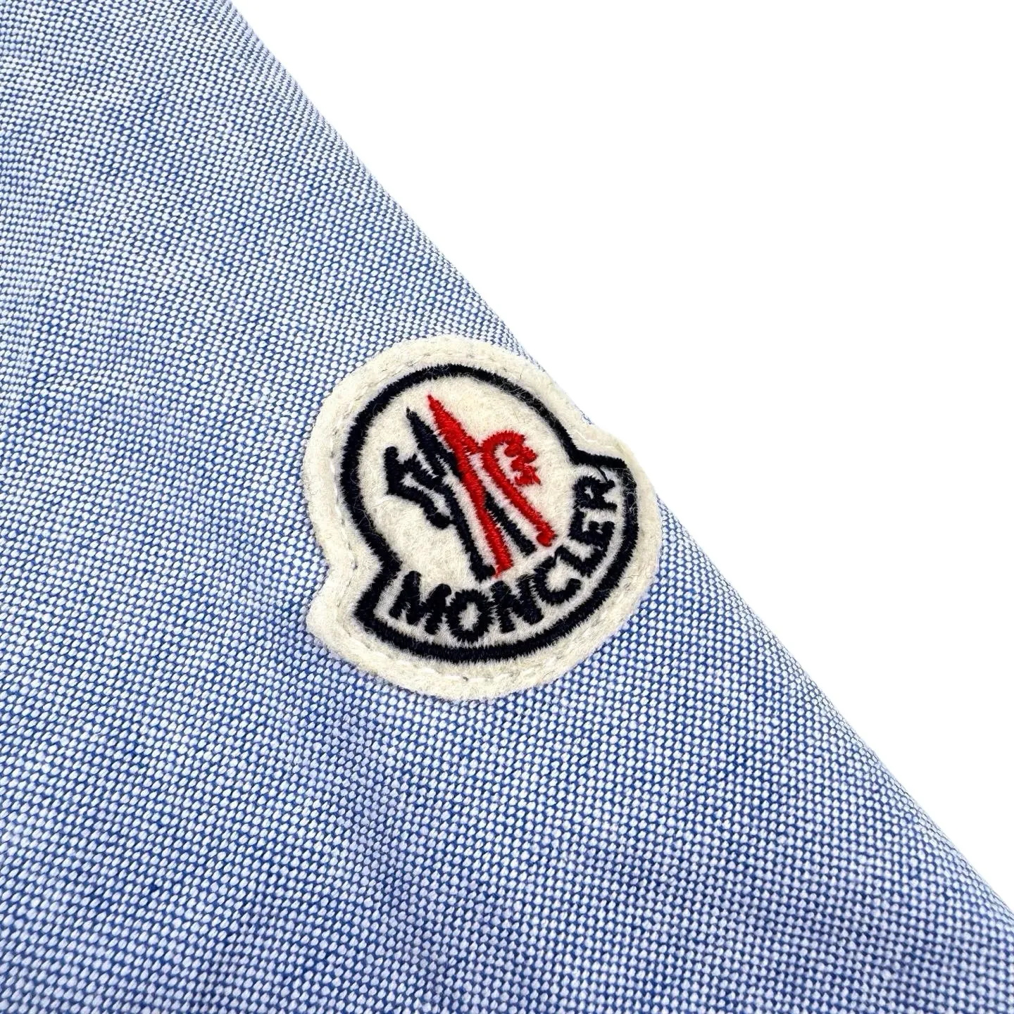 P410 [Exclusive supply] Moncler logo embroidered Oxford cotton long-sleeved shirt. Original purchase and development of 6,550 yuan. The fabric is made of custom-dyed moiré cotton Oxford spun. It is as soft as clouds, light and delicate. Use foggy gray tones of light blue as the pen to write the elegant color philosophy of the mountains on the pure cotton fabric. It is taken from nature and is higher than the natural tonal design. The line of Moncler Archive embroidery on the chest is embellished. The seemingly casual handwriting embroidery is actually Moncler's attitude towards the brand. Find a balance between looseness and stiffness. Every step is like interpreting the dance between the human body and clothing. It uses imported machine embroidery technology and uses advanced computer control systems and precision mechanical components to achieve Moncler embroidery operations with high precision. The lines are smooth and delicate. The fabrics have been sand washed. It has a better hand feel and texture. It is not easy to deform, not easy to shrink, not easy to fade, and maintains long-term beauty. Size:S-M-L-XL