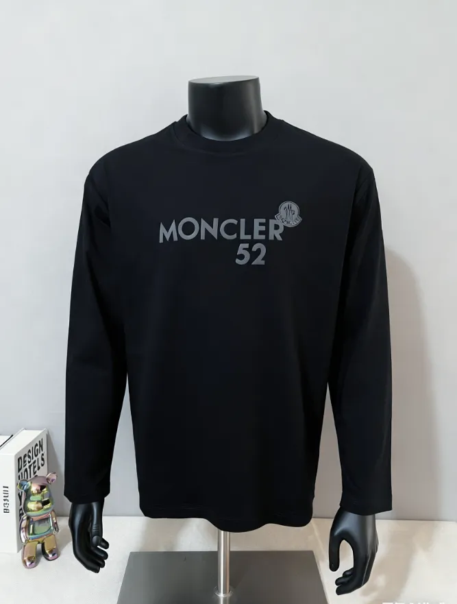 P190 MONCLER is new, 2025FW new long-sleeved T-shirt, the official website will be updated at the same time, foam printing Moncler logo technology, details are correct to the official version, and the size of the logo is strictly controlled , standard size, foamed and taped details are in sync with the official; the fabric is made of 280g double yarn pure cotton fabric, imported woven thread, the neckline is boned to prevent deformation, the factory high-temperature washing process prevents shrinkage, the fabric is soft and breathable, scan the code and touch the NCF washed mark for identification, the details are in place, the upper body is simple and beautiful, European size version, loose and suitable, color: black, white, size XS-L (L size can wear 200 pounds)