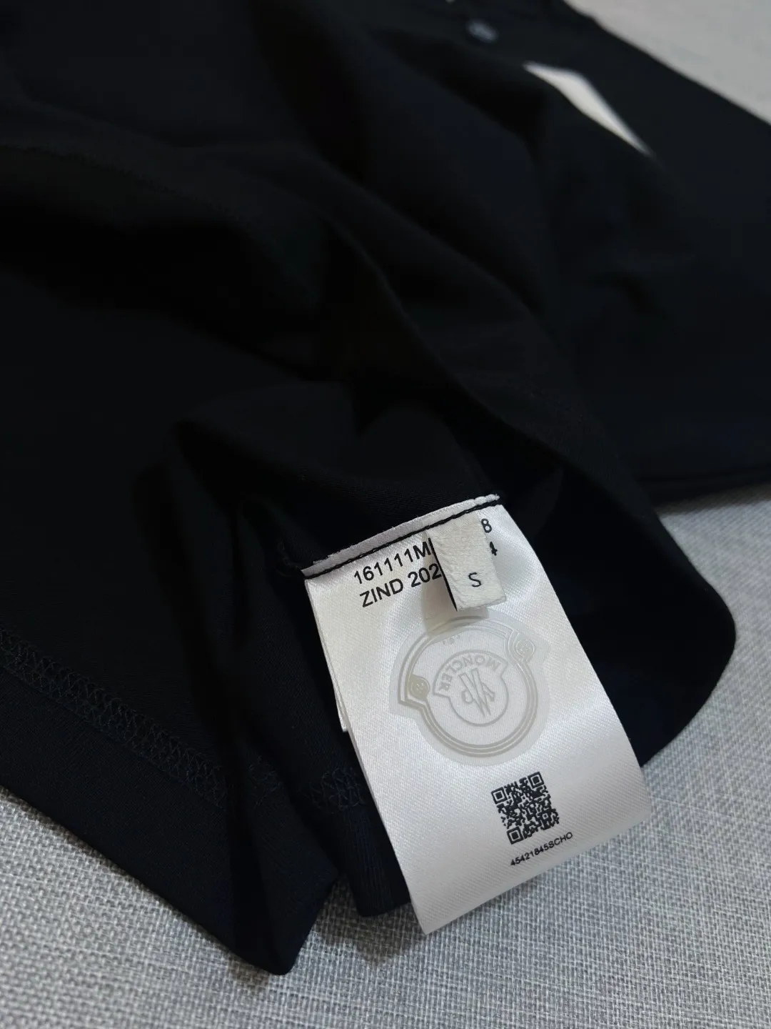 P190 MONCLER is new, 2025FW new long-sleeved T-shirt, the official website will be updated at the same time, foam printing Moncler logo technology, details are correct to the official version, and the size of the logo is strictly controlled , standard size, foamed and taped details are in sync with the official; the fabric is made of 280g double yarn pure cotton fabric, imported woven thread, the neckline is boned to prevent deformation, the factory high-temperature washing process prevents shrinkage, the fabric is soft and breathable, scan the code and touch the NCF washed mark for identification, the details are in place, the upper body is simple and beautiful, European size version, loose and suitable, color: black, white, size XS-L (L size can wear 200 pounds)