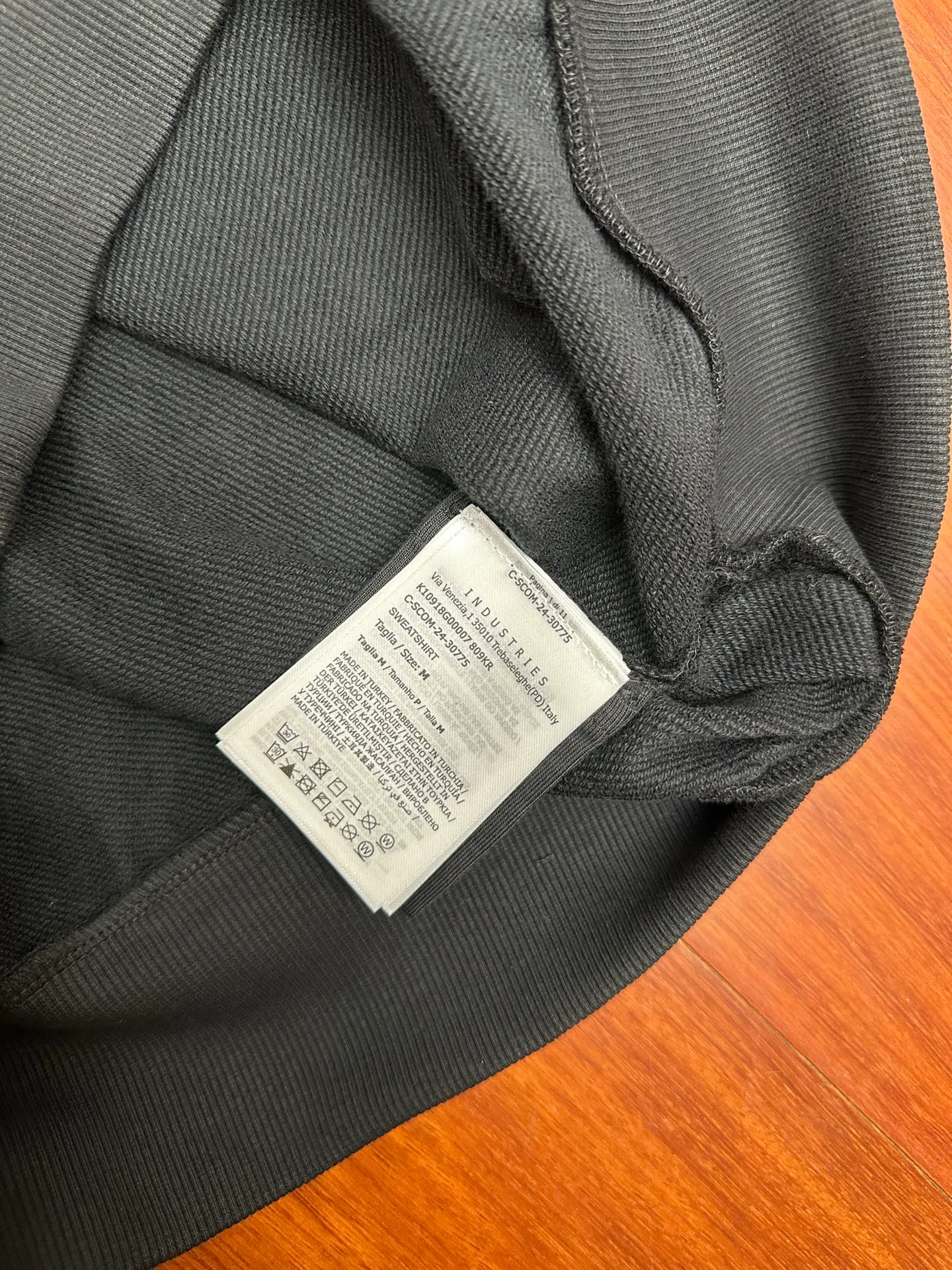P350 MONCLER round neck pullover printed casual long-sleeved sweatshirt, purchased and developed by 3926, 320g double-strand combed cotton sweatshirt material, 2*2 cotton luxury ribbing, fabric fermentation wash, digital direct printing, customized 1:1 chapter, customized 1:1 trademark, fitted version size: S M L XL