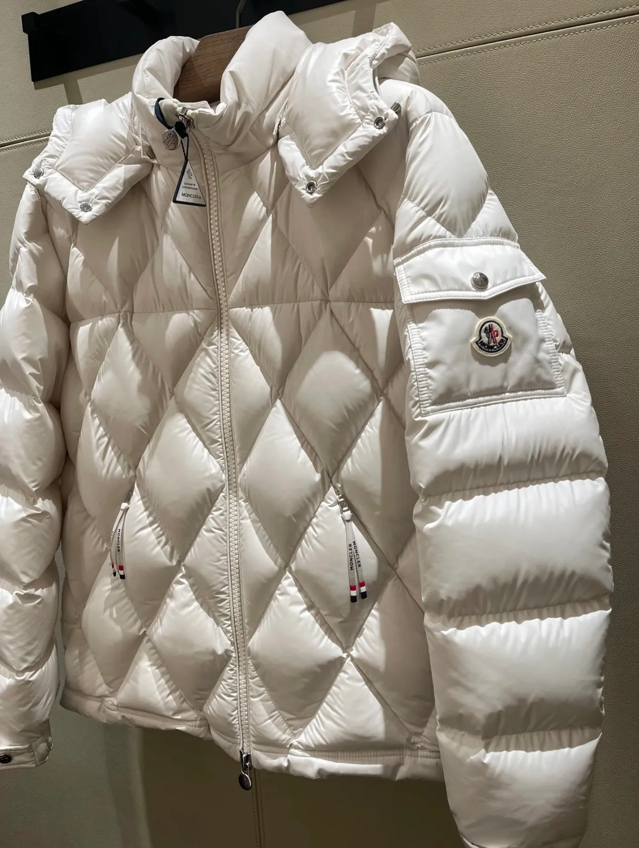 P840 Chiped Premium Down Moncler Averole Short Men's Diamond Check Down Jacket Jacket. Premium goose down filling. Original matching hardware. The Averole Men's Short Down Jacket features an eye-catching stitching pattern that combines diamond quilted yoke and long square quilted body. The Averole Men's Short Down Jacket features an eye-catching stitching pattern, diamond-quilted yoke and long checkered quilting throughout. Made from stretch nylon and features a removable hood, pockets and two-way zip fly. Details •Made from stretch nylon fabric •Stretch nylon lining •Down filling •Detachable and adjustable hood with press studs and drawstring •Diamond quilted yoke •Zip closure •Zip pockets •Adjustable cuffs with press studs •Fleece felt logo Size: 1-5 Black White