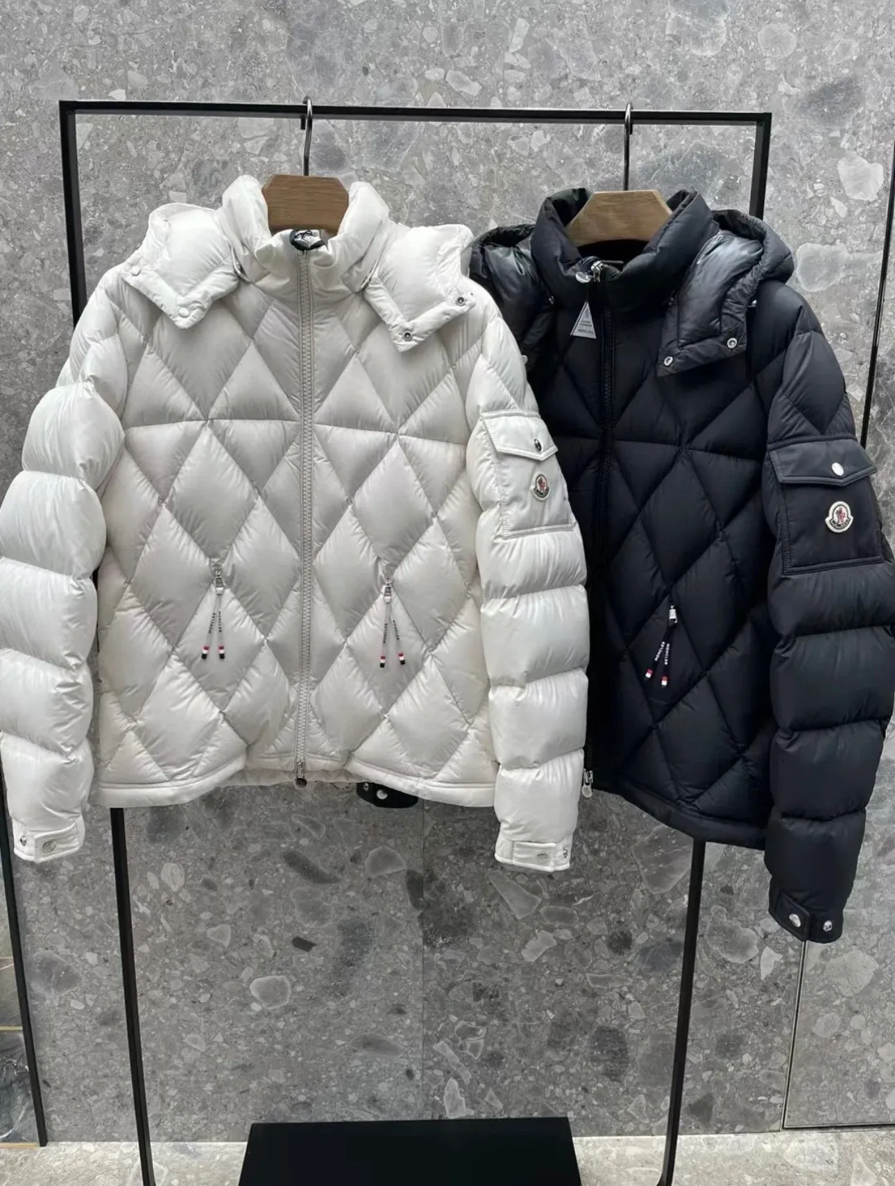 P840 Chiped Premium Down Moncler Averole Short Men's Diamond Check Down Jacket Jacket. Premium goose down filling. Original matching hardware. The Averole Men's Short Down Jacket features an eye-catching stitching pattern that combines diamond quilted yoke and long square quilted body. The Averole Men's Short Down Jacket features an eye-catching stitching pattern, diamond-quilted yoke and long checkered quilting throughout. Made from stretch nylon and features a removable hood, pockets and two-way zip fly. Details •Made from stretch nylon fabric •Stretch nylon lining •Down filling •Detachable and adjustable hood with press studs and drawstring •Diamond quilted yoke •Zip closure •Zip pockets •Adjustable cuffs with press studs •Fleece felt logo Size: 1-5 Black White