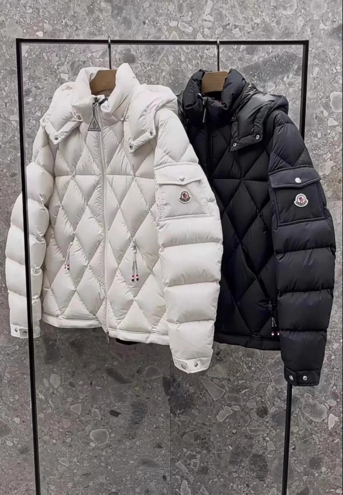 P840 Chiped Premium Down Moncler Averole Short Men's Diamond Check Down Jacket Jacket. Premium goose down filling. Original matching hardware. The Averole Men's Short Down Jacket features an eye-catching stitching pattern that combines diamond quilted yoke and long square quilted body. The Averole Men's Short Down Jacket features an eye-catching stitching pattern, diamond-quilted yoke and long checkered quilting throughout. Made from stretch nylon and features a removable hood, pockets and two-way zip fly. Details •Made from stretch nylon fabric •Stretch nylon lining •Down filling •Detachable and adjustable hood with press studs and drawstring •Diamond quilted yoke •Zip closure •Zip pockets •Adjustable cuffs with press studs •Fleece felt logo Size: 1-5 Black White