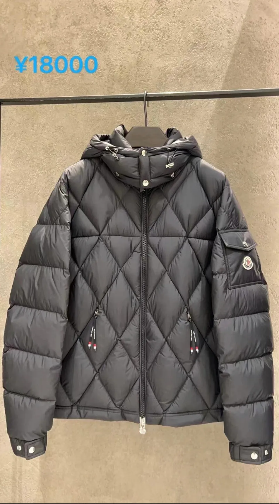P840 Chiped Premium Down Moncler Averole Short Men's Diamond Check Down Jacket Jacket. Premium goose down filling. Original matching hardware. The Averole Men's Short Down Jacket features an eye-catching stitching pattern that combines diamond quilted yoke and long square quilted body. The Averole Men's Short Down Jacket features an eye-catching stitching pattern, diamond-quilted yoke and long checkered quilting throughout. Made from stretch nylon and features a removable hood, pockets and two-way zip fly. Details •Made from stretch nylon fabric •Stretch nylon lining •Down filling •Detachable and adjustable hood with press studs and drawstring •Diamond quilted yoke •Zip closure •Zip pockets •Adjustable cuffs with press studs •Fleece felt logo Size: 1-5 Black White