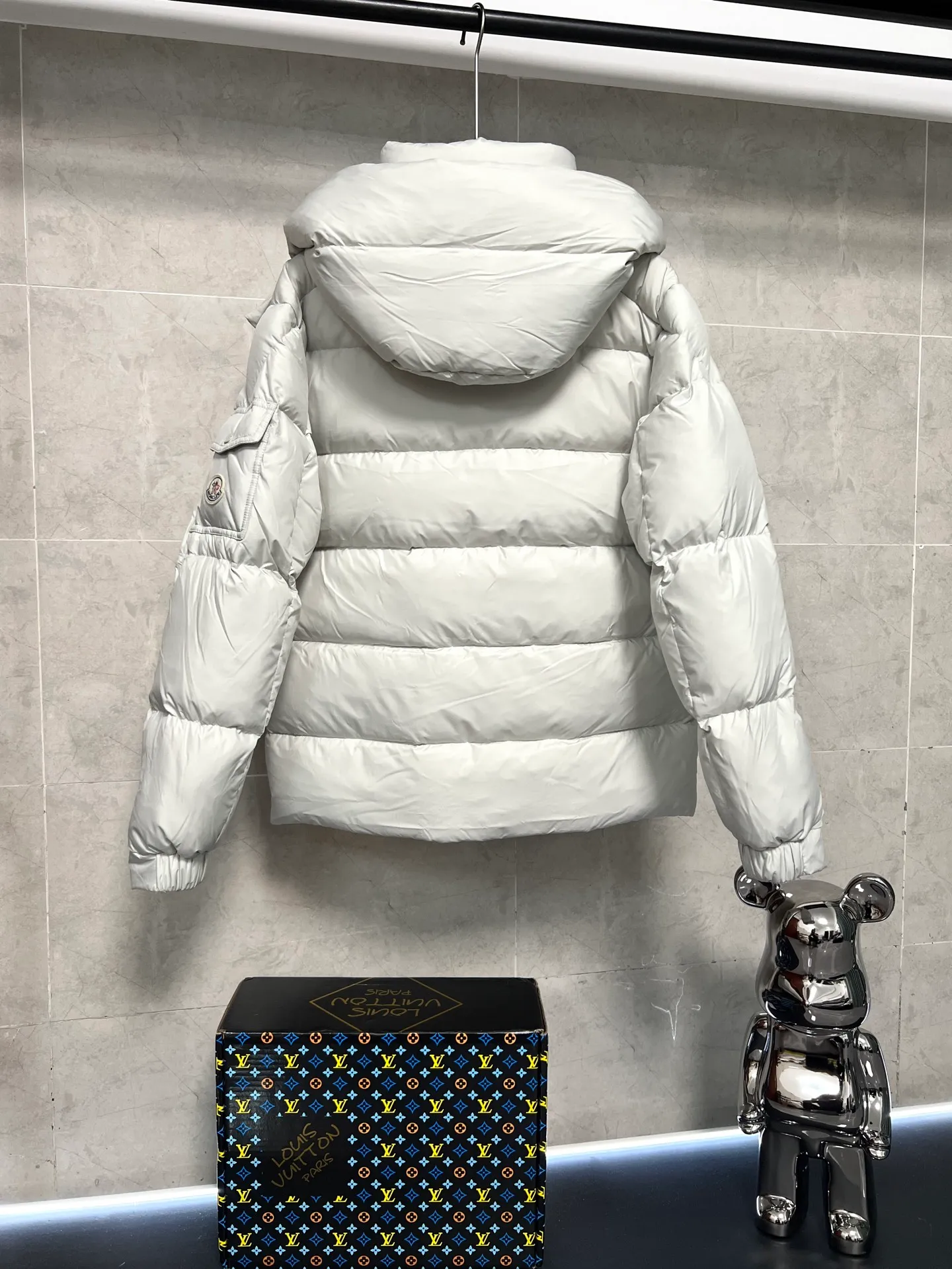 P800 Moncler matte Maya short down jacket. This short parka down jacket is made of longueSaion fabric. The garment is full of functional details to ensure warmth and care. Features removable hood, zip pockets, adjustable cuffs, and snap-zip flap fly. Logo embellished sleeves. It adds a unique touch to the overall shape and significantly improves the protective performance. Color: Black White Pink Pearl White Size: 12345