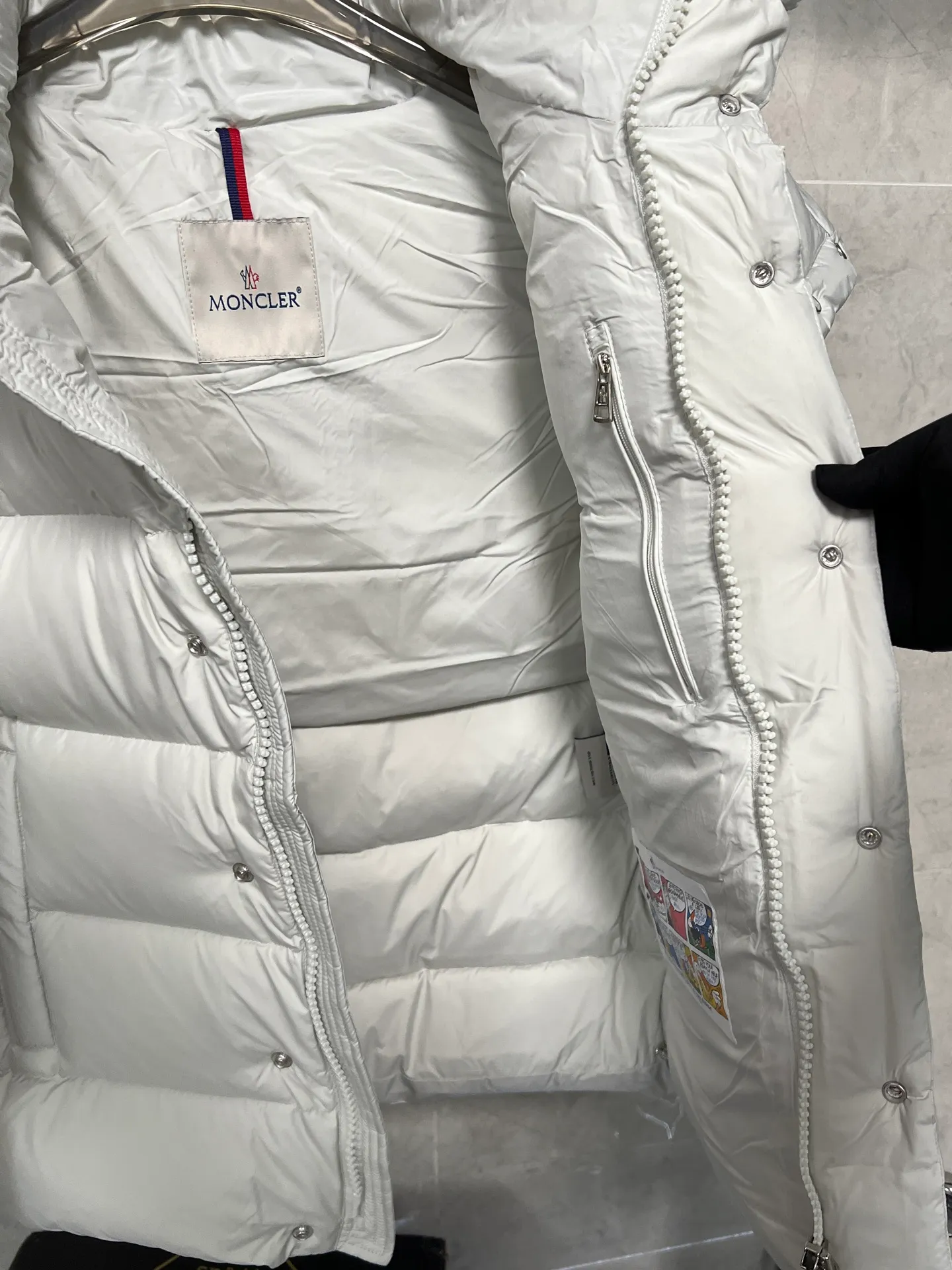 P800 Moncler matte Maya short down jacket. This short parka down jacket is made of longueSaion fabric. The garment is full of functional details to ensure warmth and care. Features removable hood, zip pockets, adjustable cuffs, and snap-zip flap fly. Logo embellished sleeves. It adds a unique touch to the overall shape and significantly improves the protective performance. Color: Black White Pink Pearl White Size: 12345