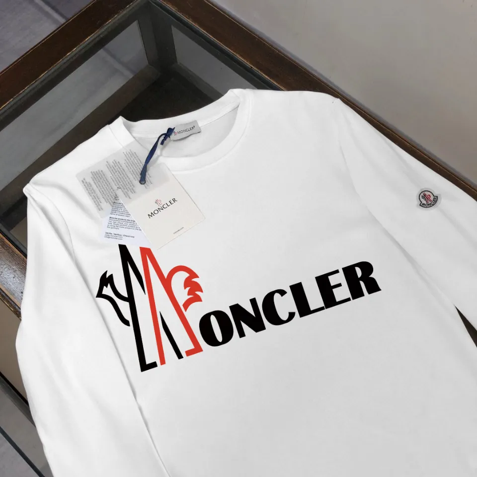 P180, a non-off-the-shelf model, you can trust it. Moncler printed long-sleeved T-shirt, 240g breathable cotton fabric, very soft and comfortable texture, does not shrink, does not deform, does not ball), can be worn alone as a base layer. Original customized accessories, collar label, care mark, hangtag, packaging (perfect details) Color: White Black Size: XS S M L