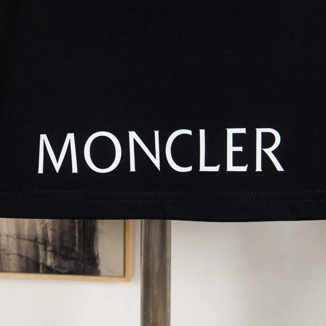 P190 zp version [exclusive supply] MONCLER/muzzled 300g round neck short-sleeved T-shirt brand classic emblem letter LOGO embossed process official synchronization high version high quality fashionable personality versatile trend pure original quality original fabric hang tag collar label washed wheat three standards complete Color: Black. White. Size: S M L XL XXL Number: WS10011