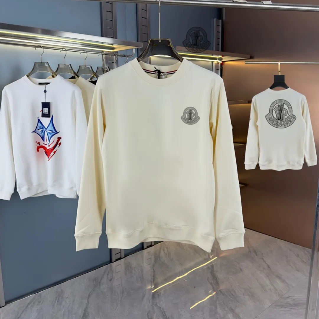 P210 High-version sweatshirt) [Long-term stock] 〖𝐌𝐎𝐍𝐂𝐋𝐄𝐑~Mask〗 Made of 440g heavy-weight fabric. It is different from the market currency. It can be matched with any variety and is properly handsome. 😎The whole dress is made of double waistcoats. The double waistcoats make the whole dress more three-dimensional. Not ordinary factories can do such fine work. 2025 Spring runway version of the T stage, on sale at the counter, round neck terry sweatshirt, high-end double-strand pure cotton, custom-made stretch ribs, dyed in the same vat, complete with three standards, matched with exquisite embroidered LOGO on the chest, simple and advanced, same style for men and women. Color: black, apricot, white, size: S M L XL 2XL