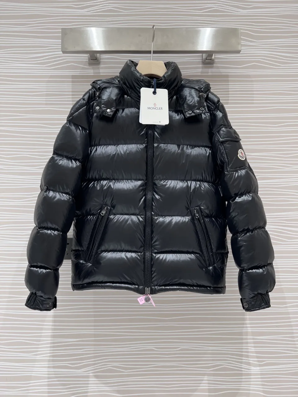 P780 MONCLER Meng Maya Down Jacket: Color/Black Size: M. L. Zipper pendant with custom logo Fabric: 400D bright nylon, anti-fouling, anti-wrinkle, waterproof and windproof, very wear-resistant, breathable and comfortable.           Embroidery: Straight lines, smooth curves, dense and neat stitches, no jagged edges, flat embroidery surface, no skewed threads, consistent stitch length, no bottom exposed, no overlap, smooth embroidery surface, no ink marks and other stains. Advanced imported embroidery machines are used to ensure embroidery quality.