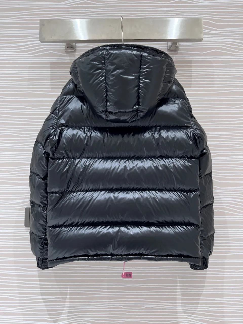 P780 MONCLER Meng Maya Down Jacket: Color/Black Size: M. L. Zipper pendant with custom logo Fabric: 400D bright nylon, anti-fouling, anti-wrinkle, waterproof and windproof, very wear-resistant, breathable and comfortable.           Embroidery: Straight lines, smooth curves, dense and neat stitches, no jagged edges, flat embroidery surface, no skewed threads, consistent stitch length, no bottom exposed, no overlap, smooth embroidery surface, no ink marks and other stains. Advanced imported embroidery machines are used to ensure embroidery quality.