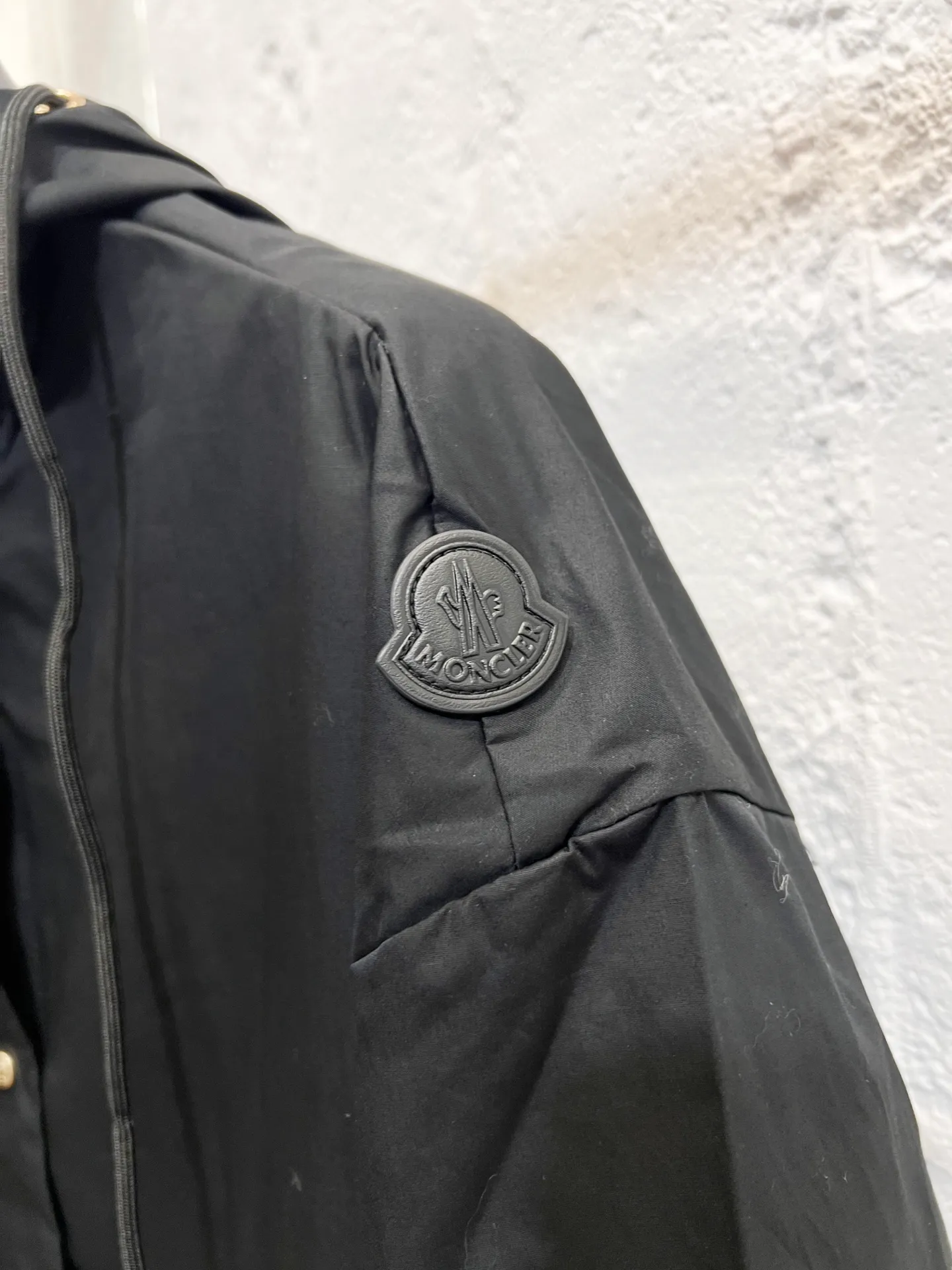 P620 model number: Y46 Moncler & Moncler original 25SS blue plaid patch embroidered jacket Light luxury essential item for daily commuting for men and women Correct version Welcome to compare F-1 Detailed features · Custom-dyed plaid cotton fabric · The entire fabric is pre-treated with a waterproof coating · OS ultra-loose silhouette design · Counter-patch tailoring · Side logo patch patch embroidery · Retro frayed edge effect Distressed and faded by washing · Pockets on both sides of the front Hooded design · Customized molded hardware zipper Jacket double puller design · Original main mark, washed tag brand packaging Color: Black Size: 0-1-2-3