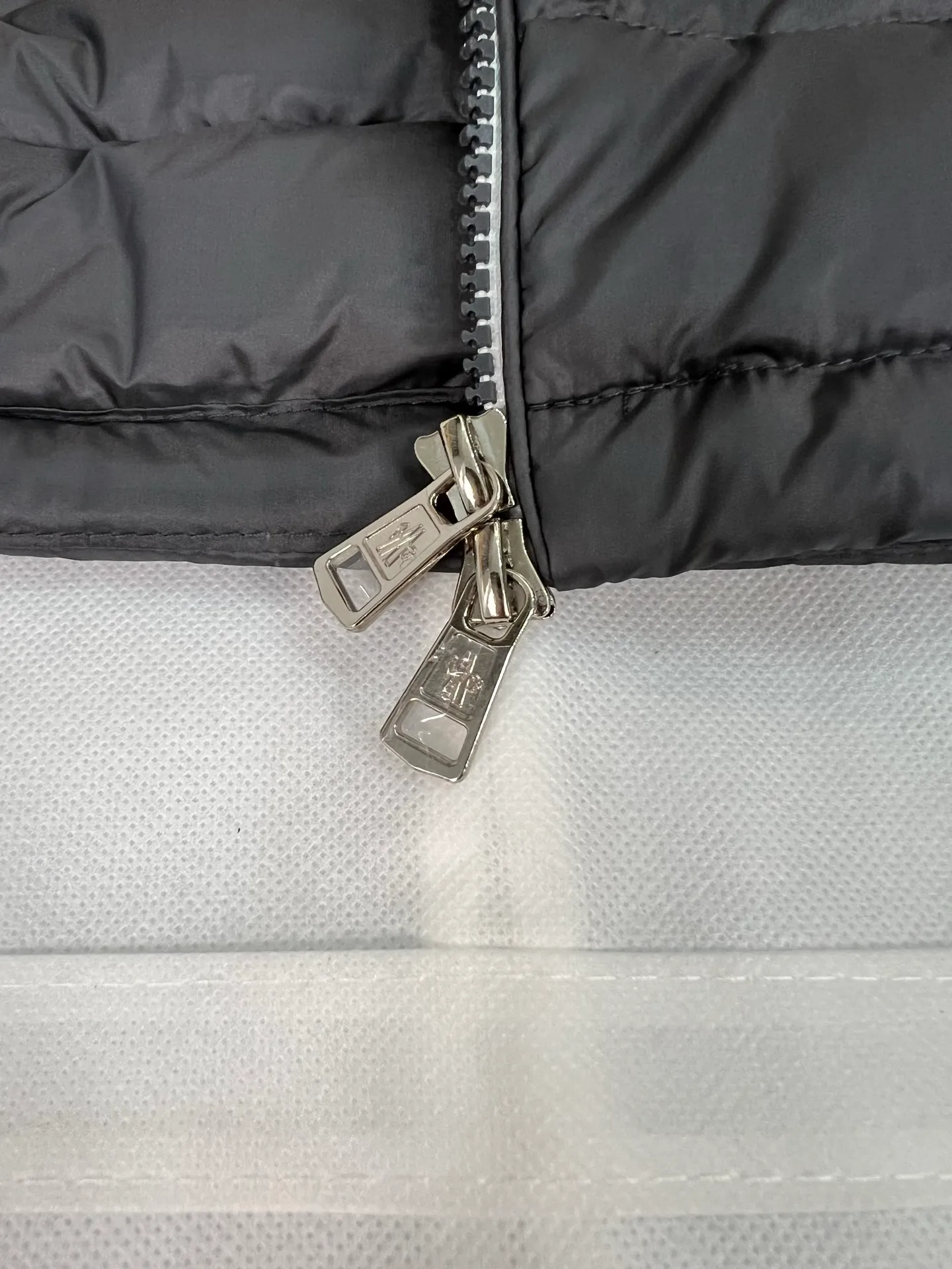 The Arnique hooded down jacket with polyester outer fabric is Moncler's classic men's design.   P780