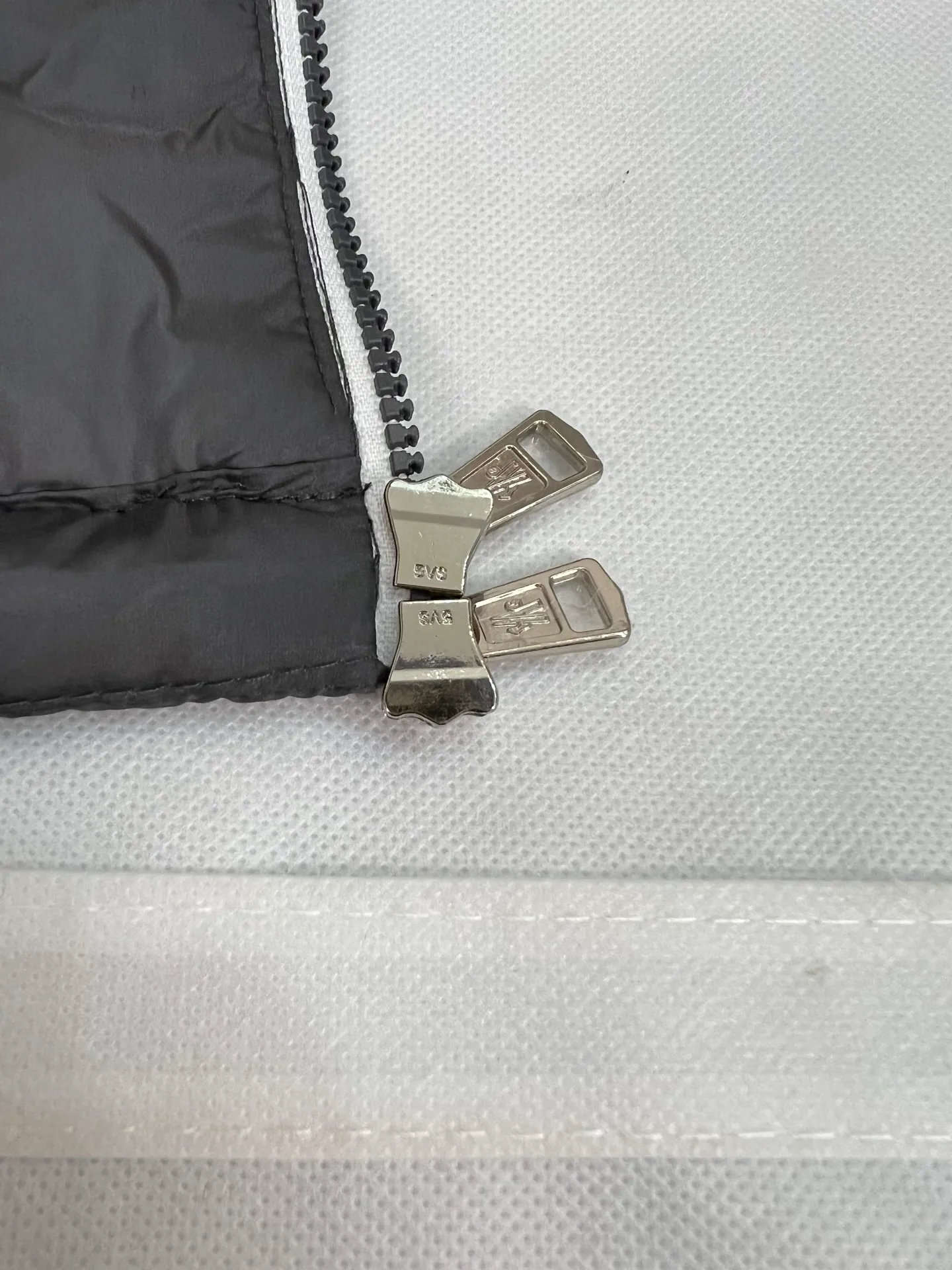The Arnique hooded down jacket with polyester outer fabric is Moncler's classic men's design.   P780