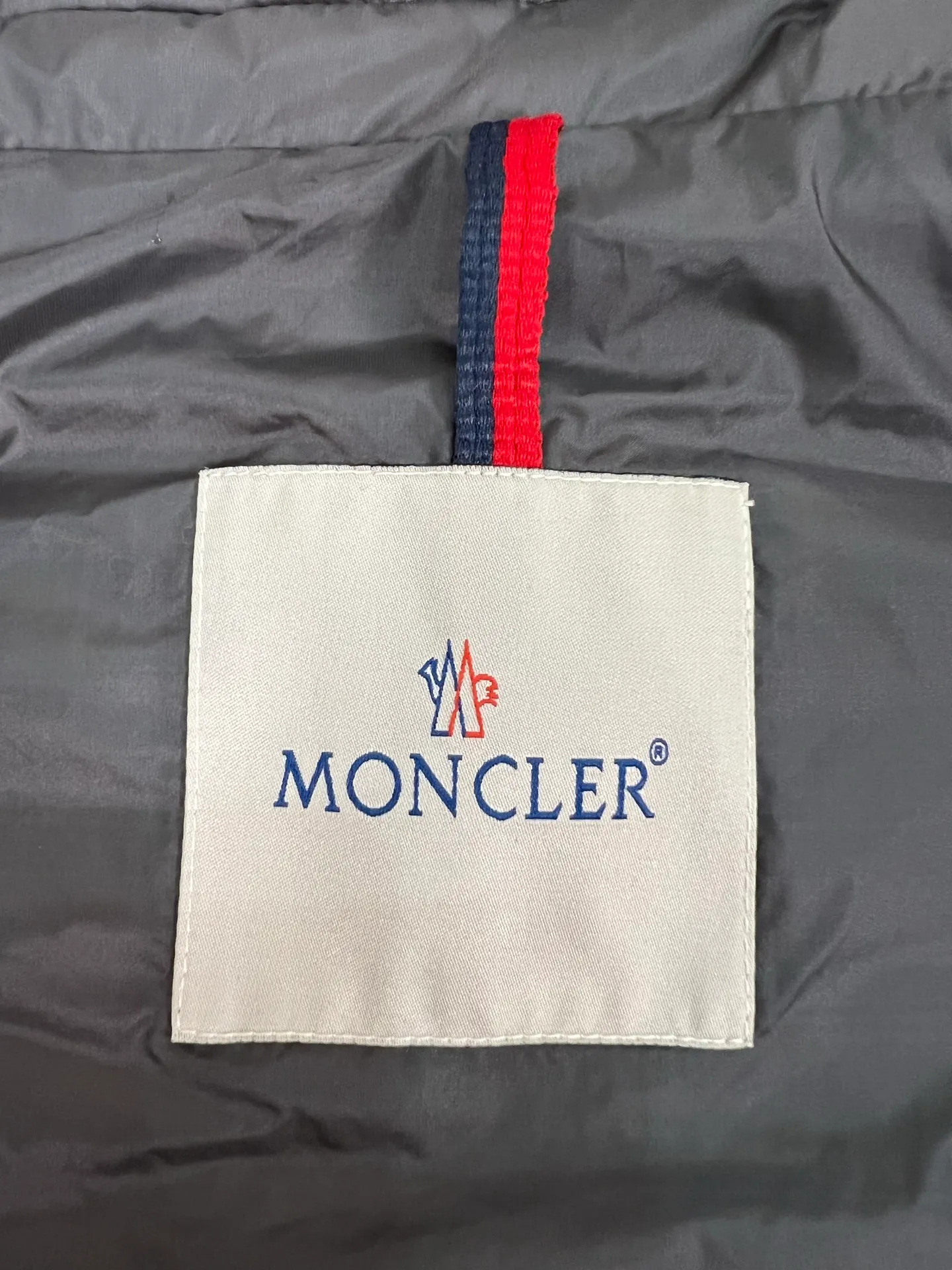 The Arnique hooded down jacket with polyester outer fabric is Moncler's classic men's design.   P780