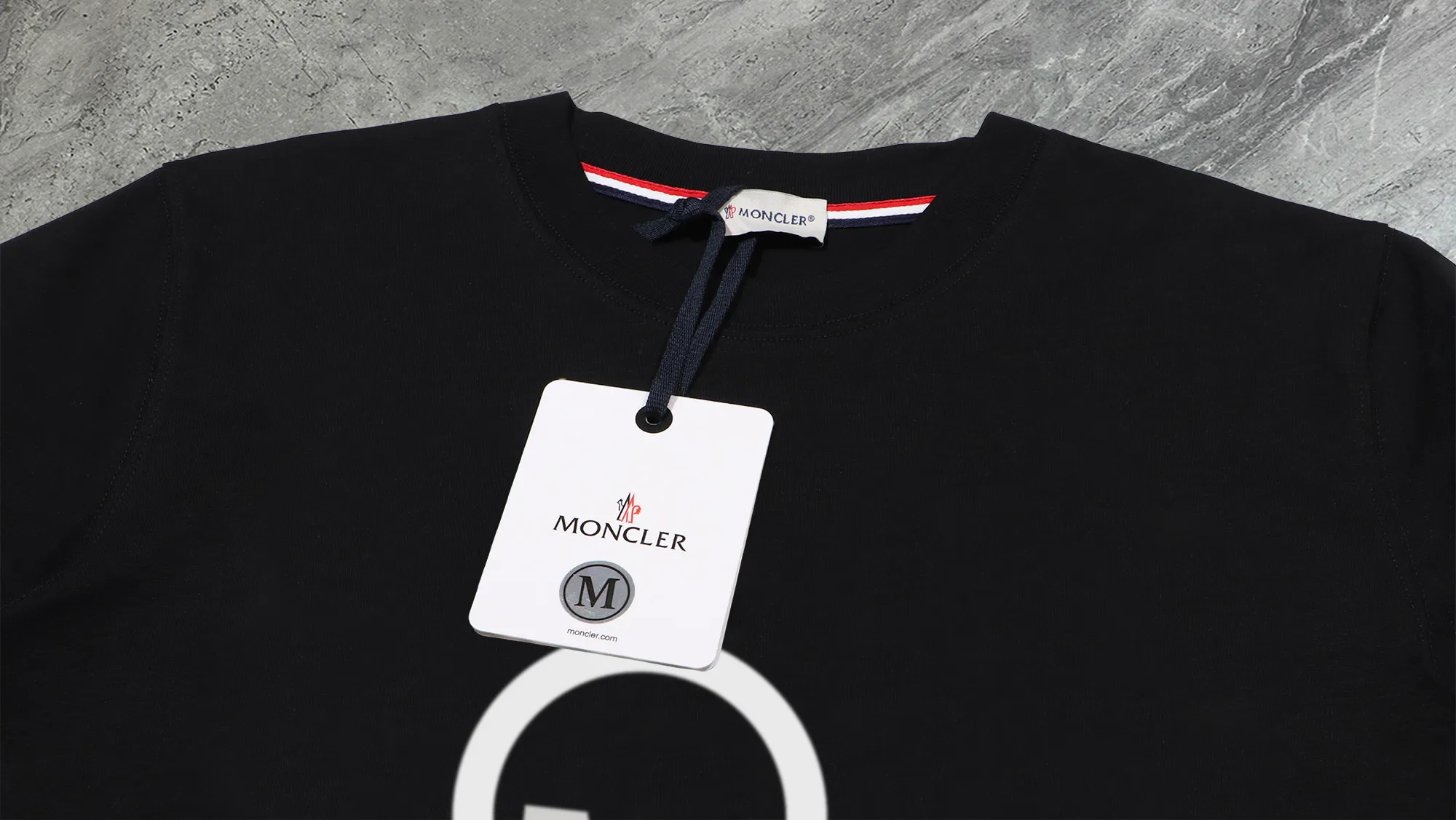 P210 High-version sweatshirt) [Long-term stock] 〖𝐌𝐎𝐍𝐂𝐋𝐄𝐑~Mask〗 Made of 440g heavy-weight fabric. It is different from the market currency. It can be matched with any variety and is properly handsome. 😎The whole dress is made of double waistcoats. The double waistcoats make the whole dress more three-dimensional. Not ordinary factories can do such fine work. 2025 Spring runway version of the T stage, on sale at the counter, round neck terry sweatshirt, high-end double-strand pure cotton, custom-made stretch ribs, dyed in the same vat, complete with three standards, matched with exquisite embroidered LOGO on the chest, simple and advanced, same style for men and women. Color: black, apricot, white, size: S M L XL 2XL