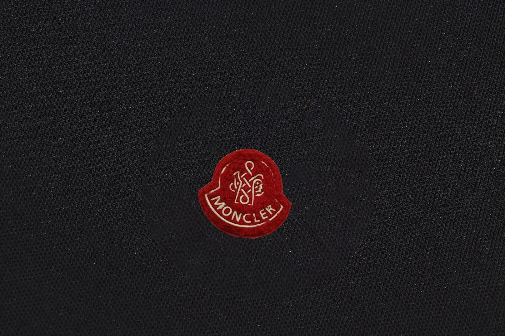 P200 New in stock】𝐌𝐎𝐍𝐂𝐋𝐄𝐑~Mengkou #2025 New high-quality lapel long-sleeved POLO shirt in early spring, custom-made fabrics at the counter. Highly breathable and comfortable, with impeccable details. The brand's simple element design concept reflects high quality. It feels delicate and soft! It presents a casual cut and the upper body shape is great! The chest is filled with three-dimensional embroidery of the brand LOGO to highlight quality and luxury. Color: black, white Size: M~L~XL~2XL~3XL