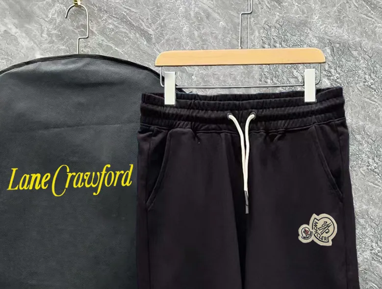 💰230 ✨MONCLER Meng Mouth SS spring and summer show style. Slim-fitting lines with exquisite logo and simple logo shorts. Domestic OEM exports. Supply top brand fabrics. 360g weight. Compatible with all body shapes. Black and white drawstring design on waist elastic band. Customized drawstring pockets with diagonal pocket design on both sides. There is also a small pocket at the rear. Color: black gray. Size S-XL