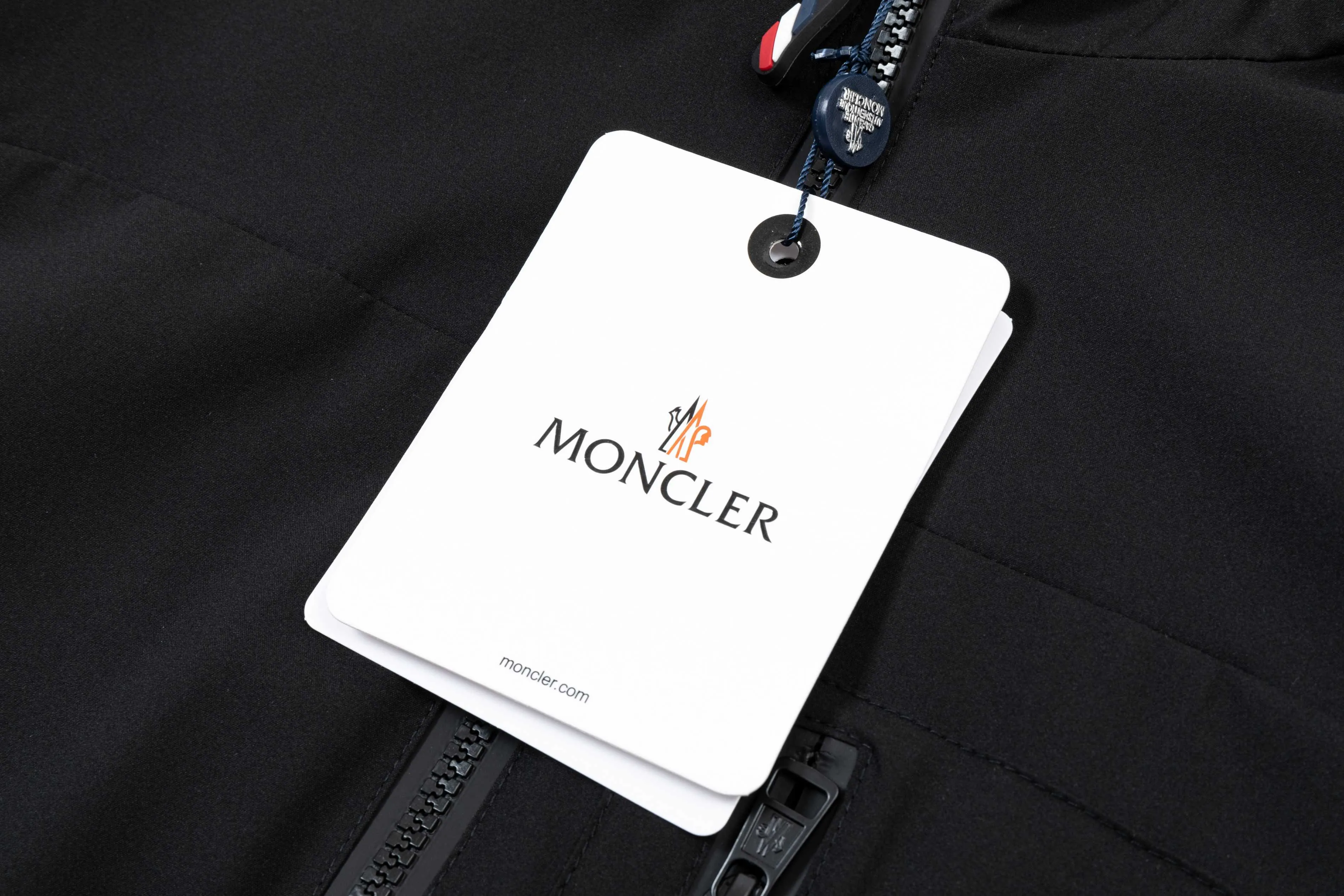 P410 2025 MONCLER new autumn and winter products Customized hardware Embroidered Logo. High-quality hooded jacket Mainly recommended version Selected custom fabrics Higher grade High-density memory brushed lining More fashionable and comfortable High-standard customization The upper body is very stylish Classic and versatile Can be matched with any fashion The fit is super good and highly recommended!  Color: White Black Size: M-3XL
