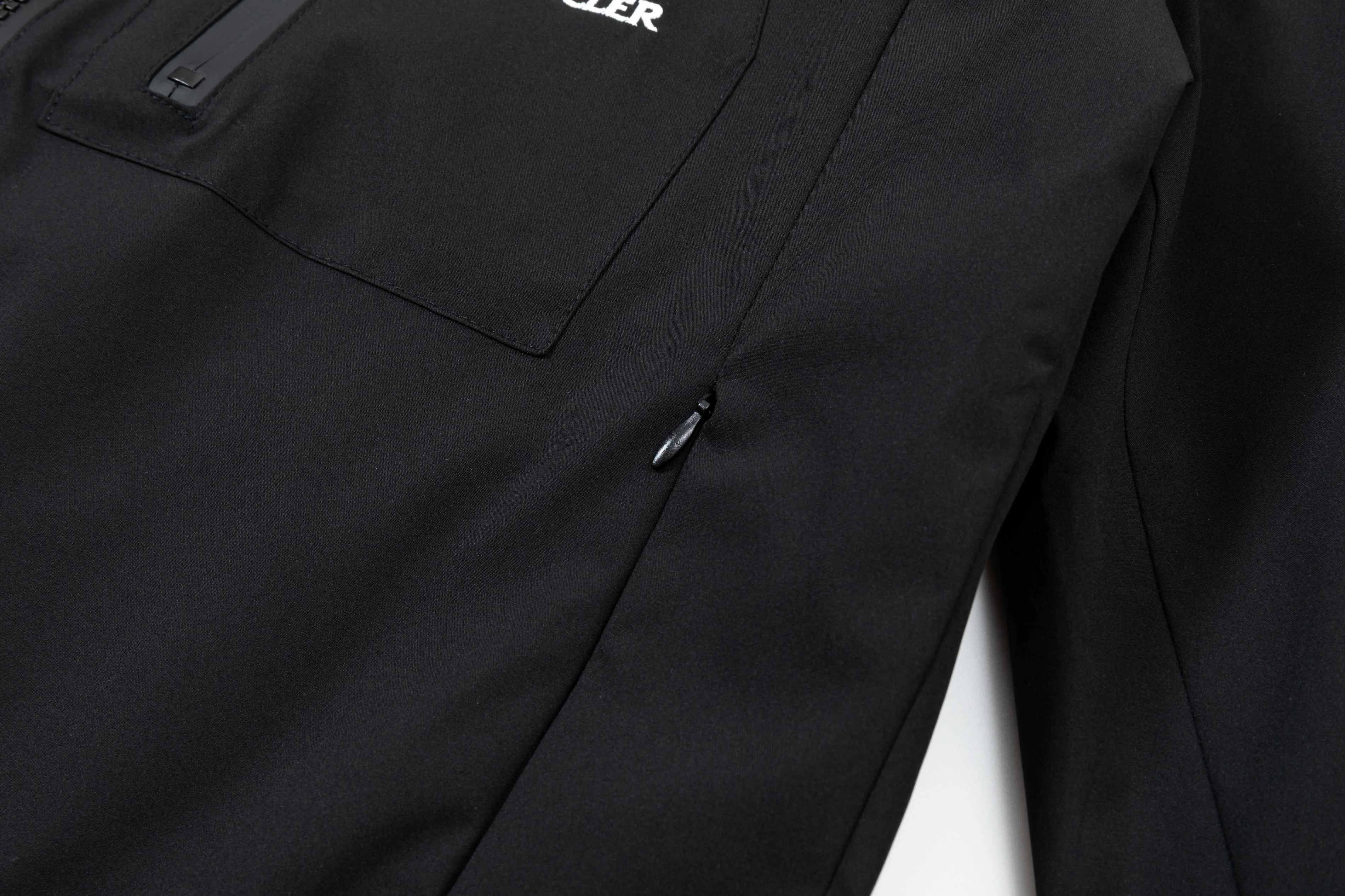 P410 2025 MONCLER new autumn and winter products Customized hardware Embroidered Logo. High-quality hooded jacket Mainly recommended version Selected custom fabrics Higher grade High-density memory brushed lining More fashionable and comfortable High-standard customization The upper body is very stylish Classic and versatile Can be matched with any fashion The fit is super good and highly recommended!  Color: White Black Size: M-3XL
