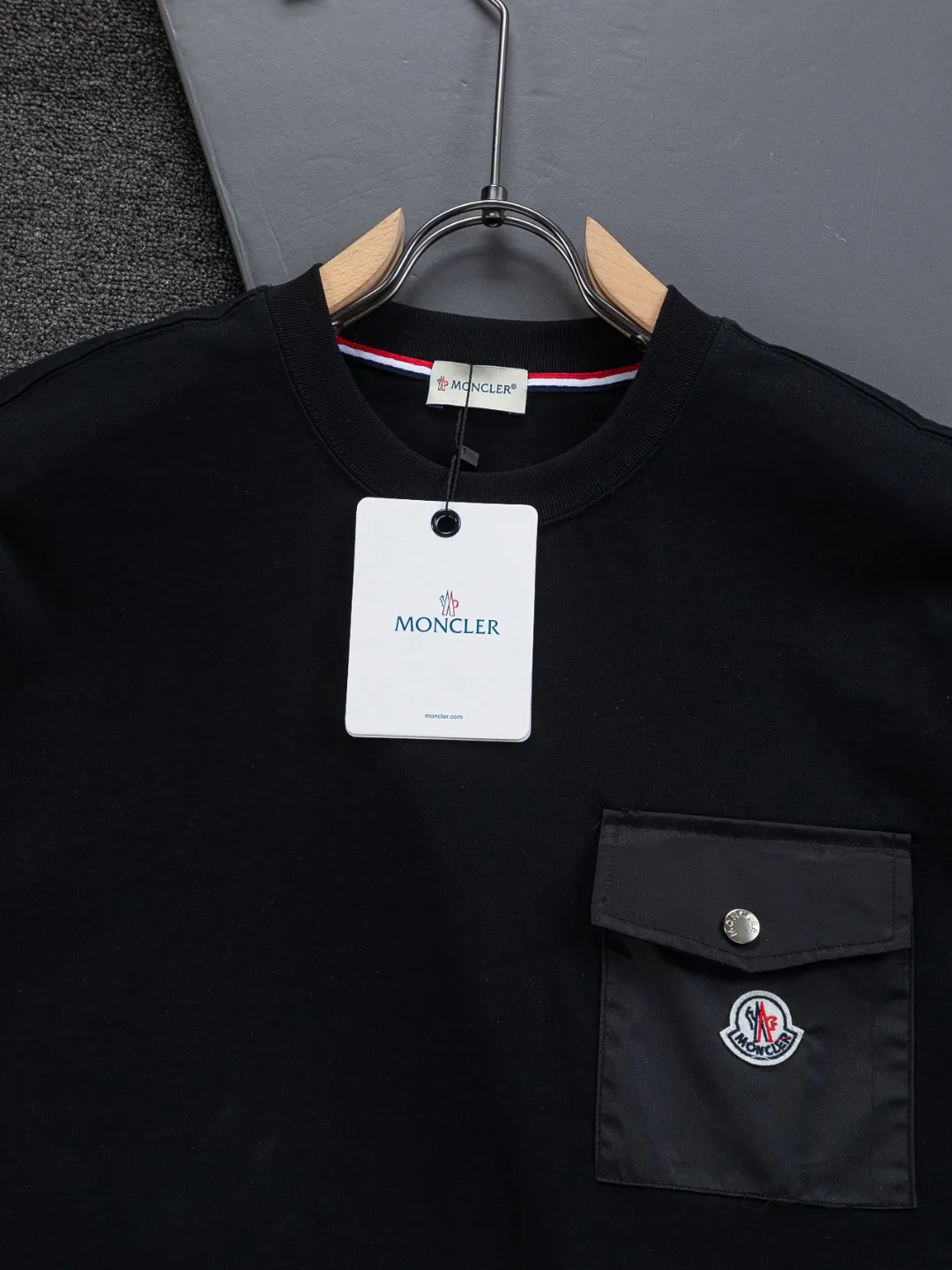 P170 Moncler Moncler high version slightly wide version S-XL moncler 26SS new products are on sale simultaneously on the official website The top and most classic chest pocket armband embroidery🪡logo round neck short sleeves, exquisite craftsmanship counter fabrics, top-notch elements, classic short sleeves complete with 3 labels, fashionable for men, unparalleled in terms of upper body comfort and existence, it can be said to be a must-have summer companion, excellent breathability and comfortable wearing feeling are unparalleled ~ Recommended! ! Timeless pieces for every season. Classic style, with the classic Meng family logo on the chest and the English letters of the Meng family engraved on the buttons. The original version was developed 1:1, complete with three labels, business casual, high-end for outer wear and inner wear, same style for men and women, highly recommended! Color: Black White Size: S-XL Size chart: S: Shoulder width 50-Bust 56-Length 70 M: Shoulder width 52-Bust 57-Length 72 L: Shoulder width 54-Bust 59-Length 74 XL: Shoulder width 56-Bust 62-Length 76