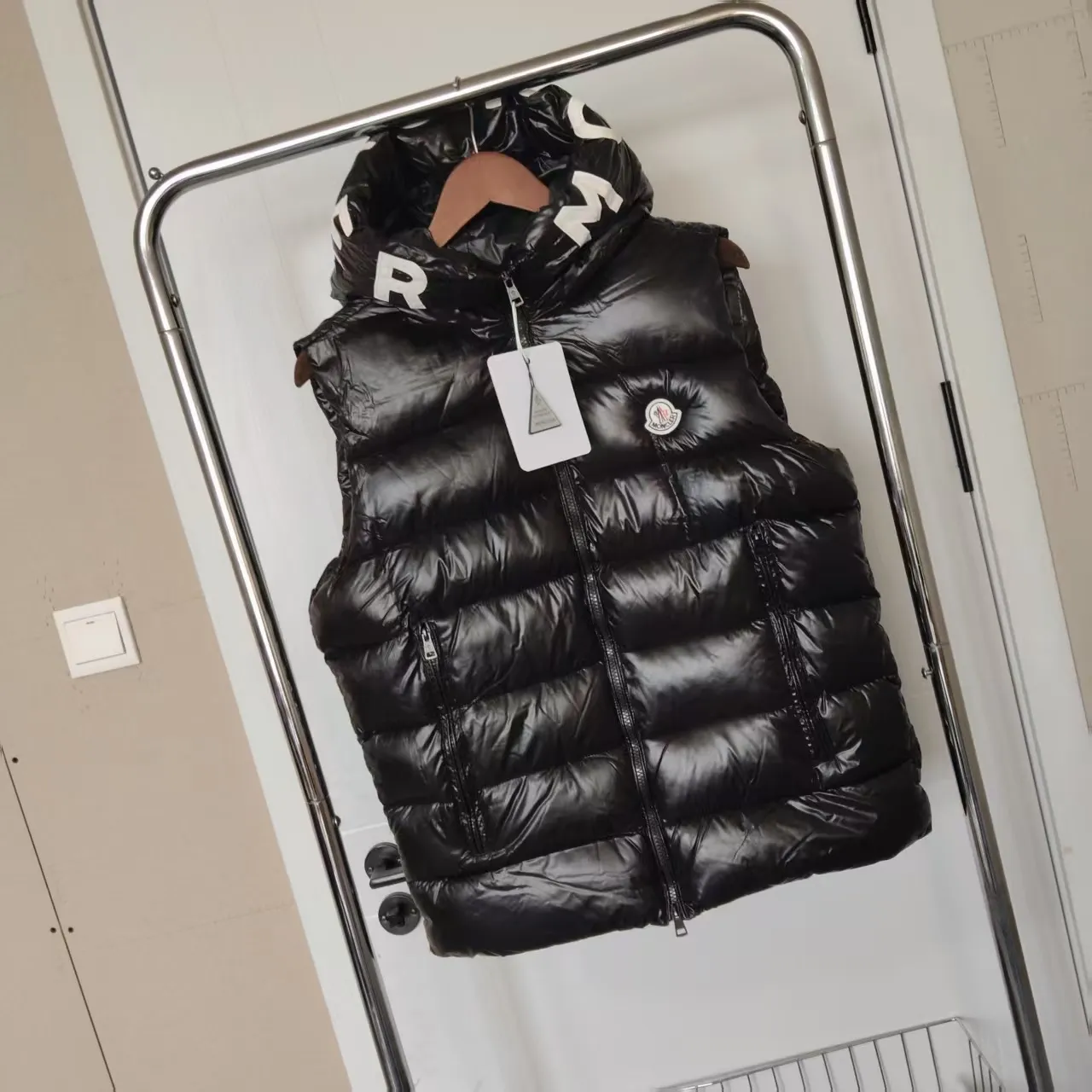 P680 🇫🇷𝐌𝐎𝐍𝐂𝐋𝐄𝐑 ⬆️🆕Mo＊cⅠer Hooded Web Lettered Down Vest Made of polyester, the down vest is an example of Moner's commitment to using low environmental impact materials. What a sense of detail! ! Fried chicken stick with upper body effect! Color: black, white Size: m-5XL