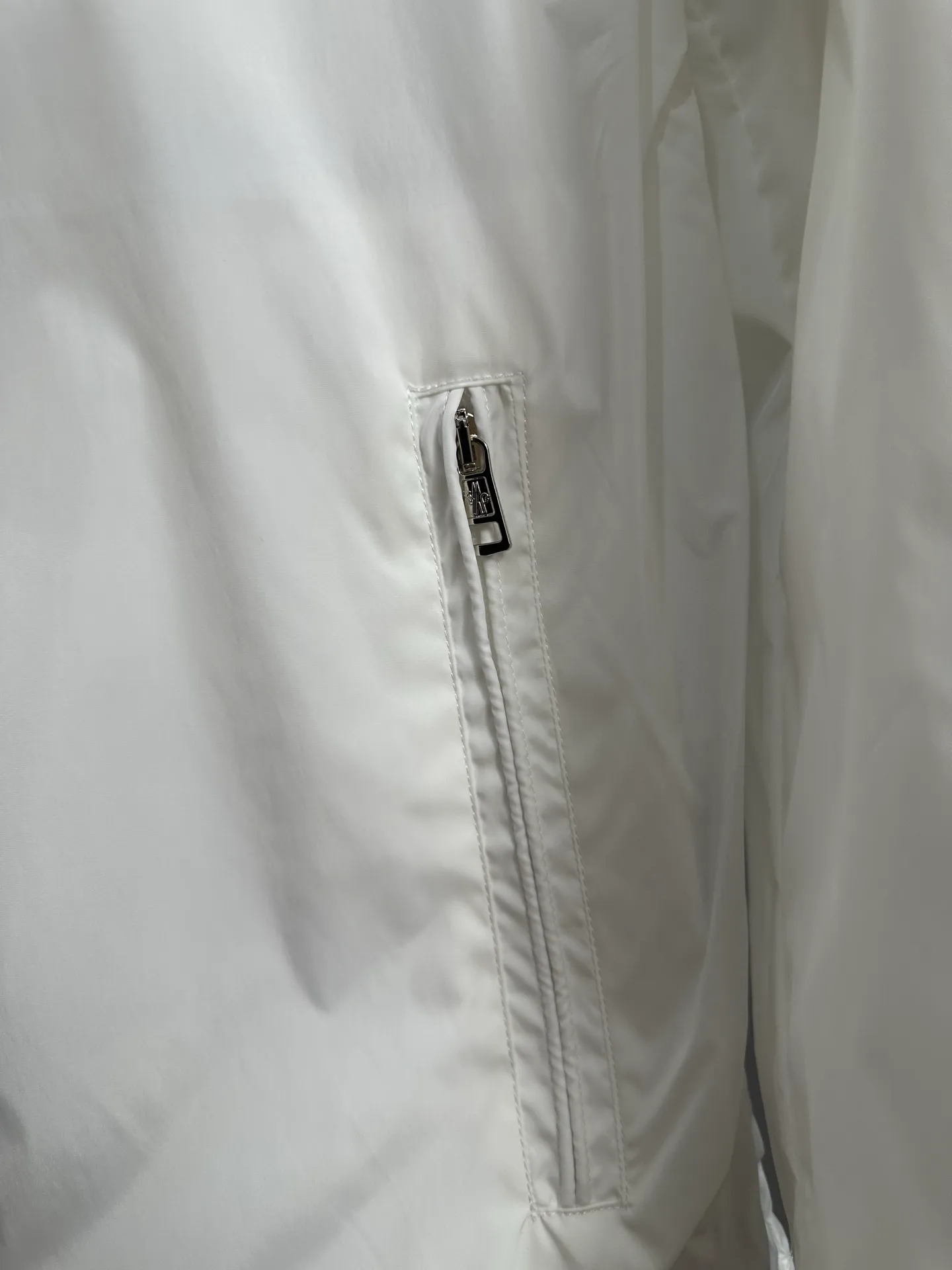 P420 💰Moncler/Moncler/Mask/Stand-collar Jacket/Water-repellent original fabric with rubberized coating for water-repellent effect, customized fabric is stiff, soft and not rigid. Non-market rubber coated kind of very hard and rigid fabric, hardware original customized logo one to one, dual chip sensor: armband, wash mark, armband pure cashmere original customized top embroidery real cashmere Cashmere label closest to the genuine product (reject fake cashmere/prevent cashmere labels from being fake at first sight) Color: White Size: M-2XL