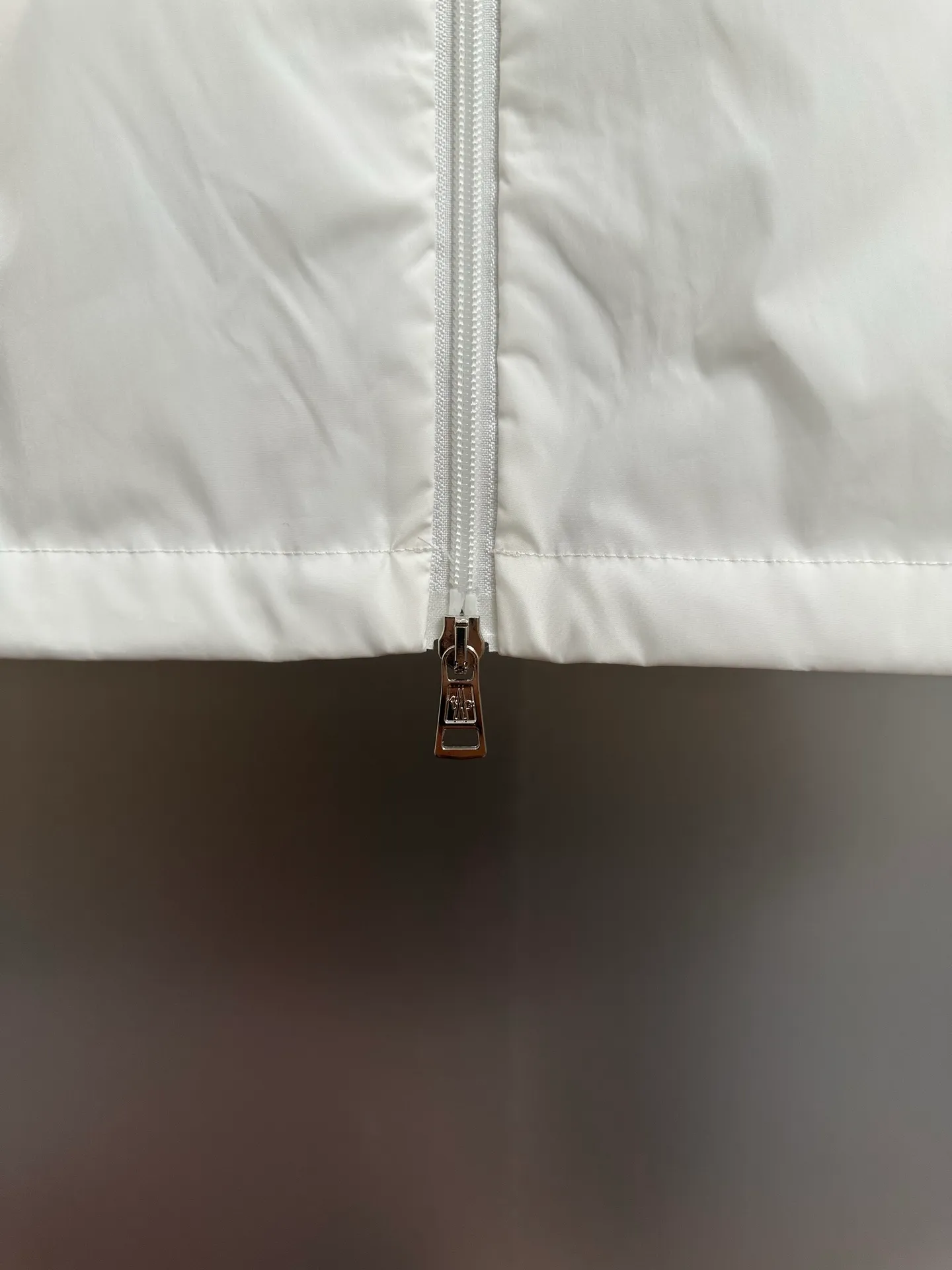 P420 💰Moncler/Moncler/Mask/Stand-collar Jacket/Water-repellent original fabric with rubberized coating for water-repellent effect, customized fabric is stiff, soft and not rigid. Non-market rubber coated kind of very hard and rigid fabric, hardware original customized logo one to one, dual chip sensor: armband, wash mark, armband pure cashmere original customized top embroidery real cashmere Cashmere label closest to the genuine product (reject fake cashmere/prevent cashmere labels from being fake at first sight) Color: White Size: M-2XL