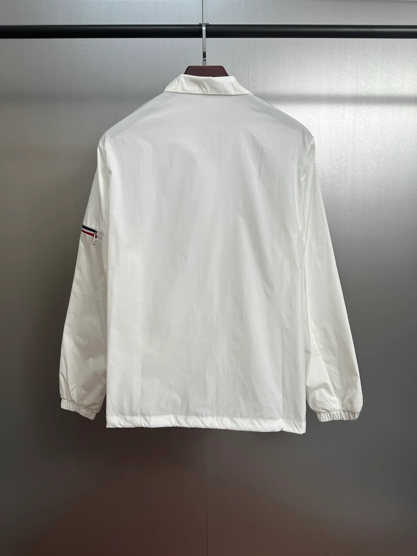 P420 💰Moncler/Moncler/Mask/Stand-collar Jacket/Water-repellent original fabric with rubberized coating for water-repellent effect, customized fabric is stiff, soft and not rigid. Non-market rubber coated kind of very hard and rigid fabric, hardware original customized logo one to one, dual chip sensor: armband, wash mark, armband pure cashmere original customized top embroidery real cashmere Cashmere label closest to the genuine product (reject fake cashmere/prevent cashmere labels from being fake at first sight) Color: White Size: M-2XL