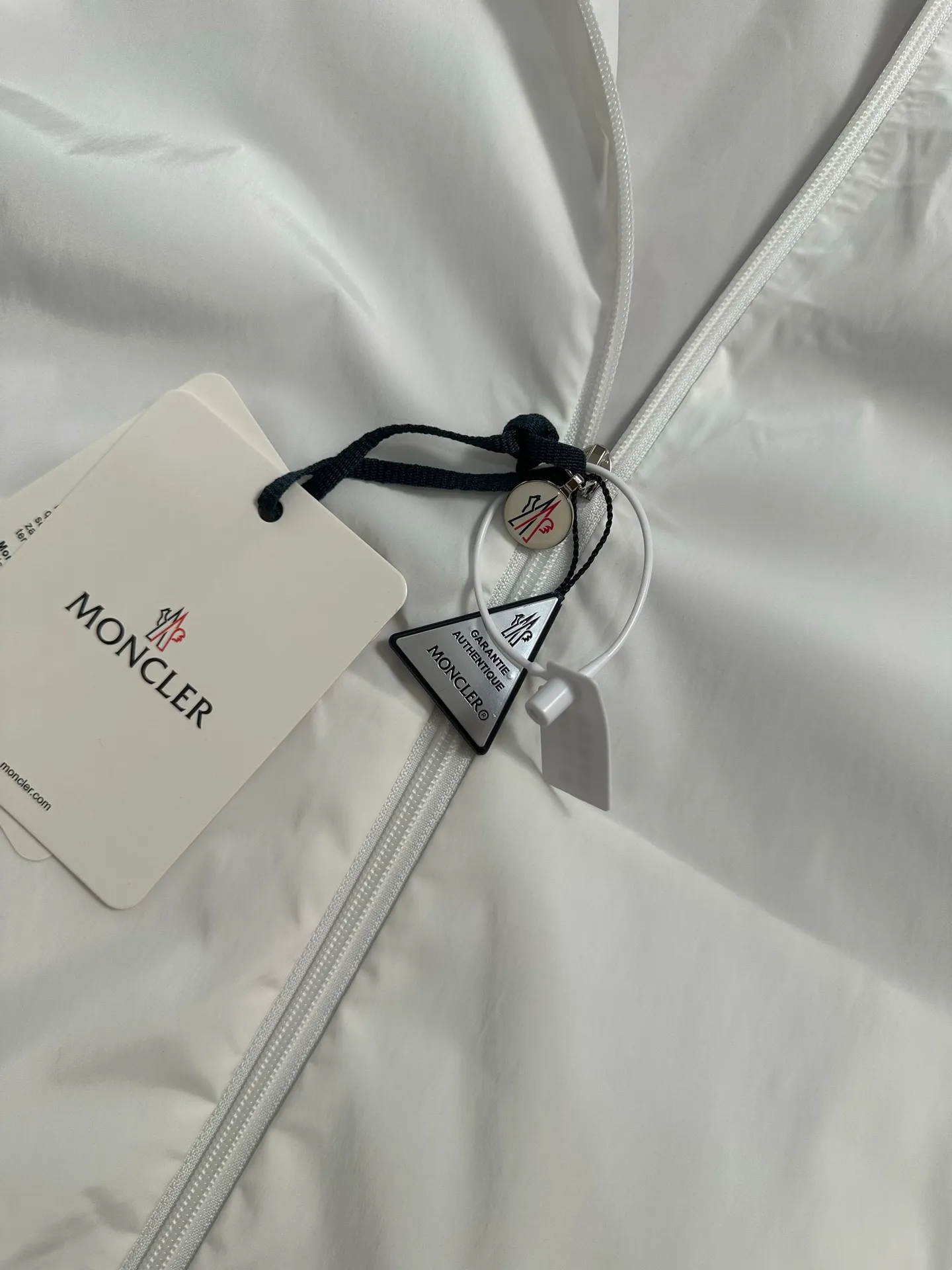 P420 💰Moncler/Moncler/Mask/Stand-collar Jacket/Water-repellent original fabric with rubberized coating for water-repellent effect, customized fabric is stiff, soft and not rigid. Non-market rubber coated kind of very hard and rigid fabric, hardware original customized logo one to one, dual chip sensor: armband, wash mark, armband pure cashmere original customized top embroidery real cashmere Cashmere label closest to the genuine product (reject fake cashmere/prevent cashmere labels from being fake at first sight) Color: White Size: M-2XL