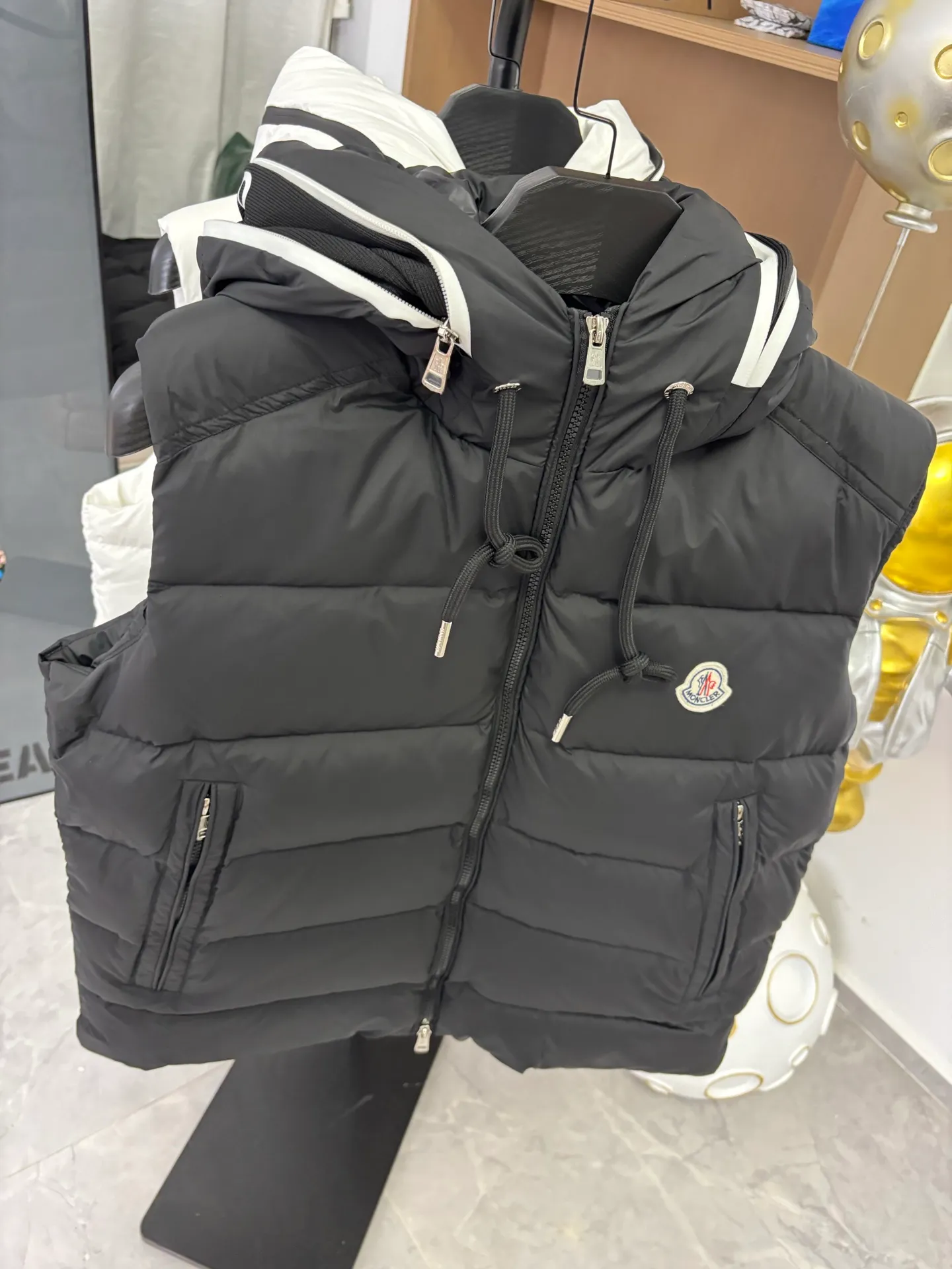 P650 Style No.: DC229# [𝐌𝐎𝐍𝐂𝐋𝐄𝐑] Hooded Hooded Down Vest with Hidden Letters Logo 90 Original Customized Hardware Accessories All Imported Original Customization Welcome to Compare Six Sizes Complete Can Wear Up to 220 Jin~ Absolutely High Quality Uses Top 90 White Duck Down Super Soft Full and Fluffy Super Heavy Industry The fabric is well-made and has a perfect fit. Note: the fabric is super comfortable. Exclusive model. Not commercially available. Same style for men and women. Color: black white. Size: 1-6 [Picture 9️⃣Size chart]