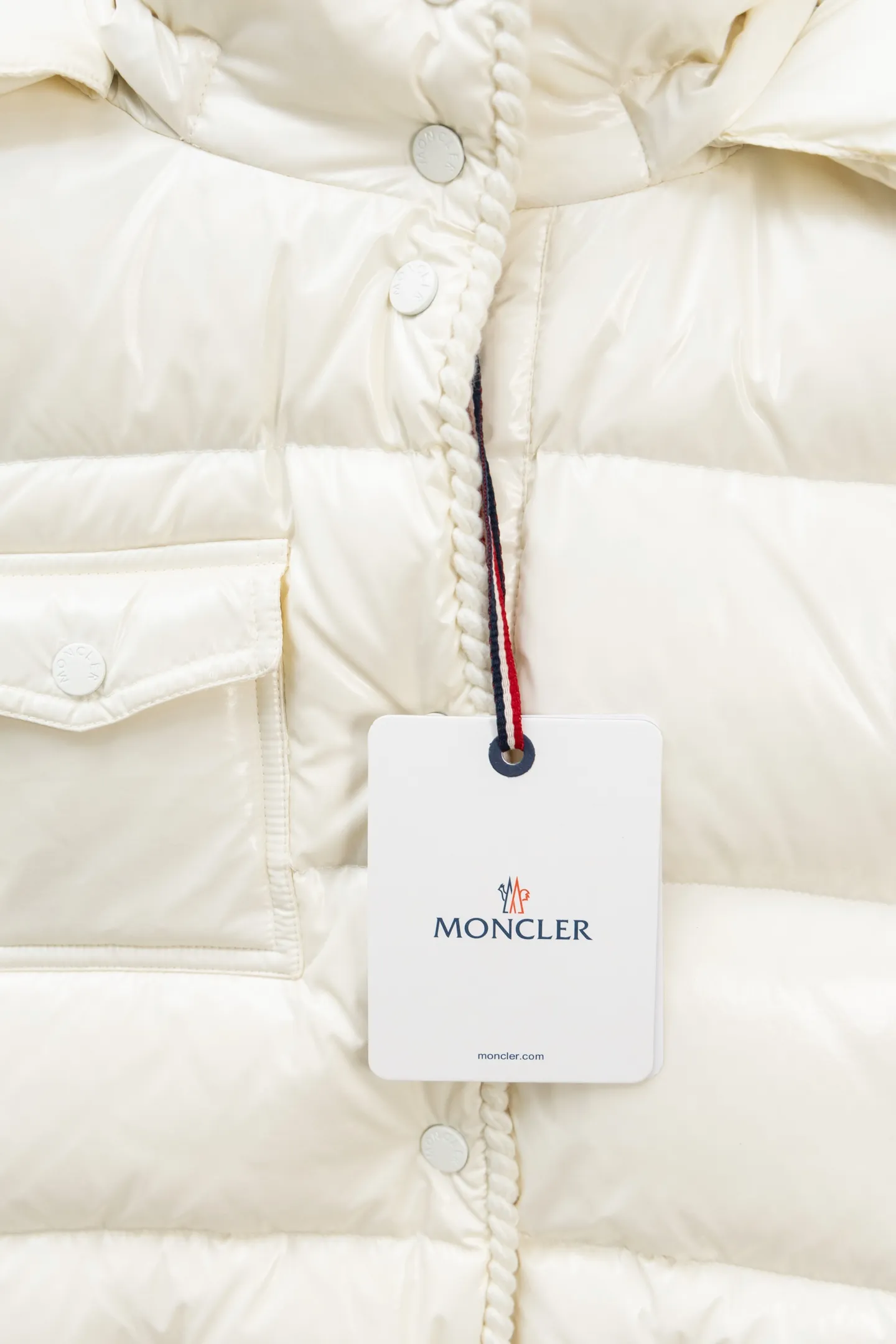 P900 Model No. J0177 MONCLER 25 high-definition woven hooded short down jacket. Uses 340 grams of down filling. Clear threading. Uses 10,000-needle embroidery. Original order customization 1:1 with smooth and delicate lines. Better texture. Not easy to deform, not easy to shrink, not easy to fade. Maintains long-lasting beauty. Color: Black, Milky White, Haze Blue, Size S-XL