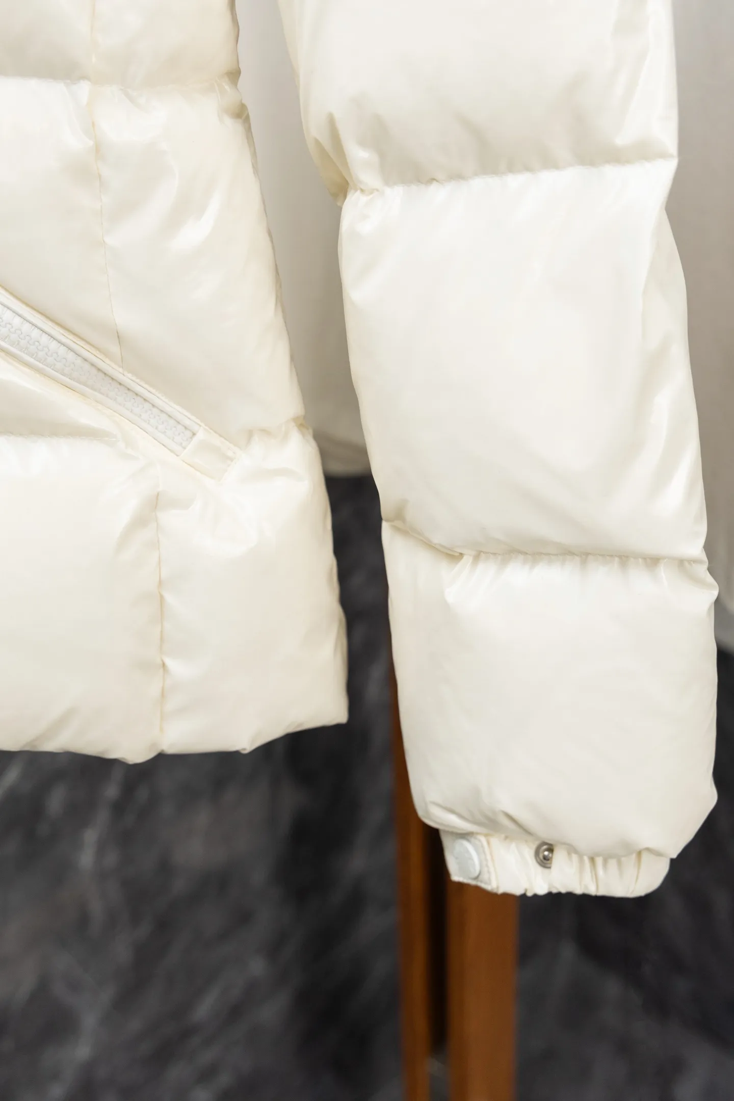 P900 Model No. J0177 MONCLER 25 high-definition woven hooded short down jacket. Uses 340 grams of down filling. Clear threading. Uses 10,000-needle embroidery. Original order customization 1:1 with smooth and delicate lines. Better texture. Not easy to deform, not easy to shrink, not easy to fade. Maintains long-lasting beauty. Color: Black, Milky White, Haze Blue, Size S-XL